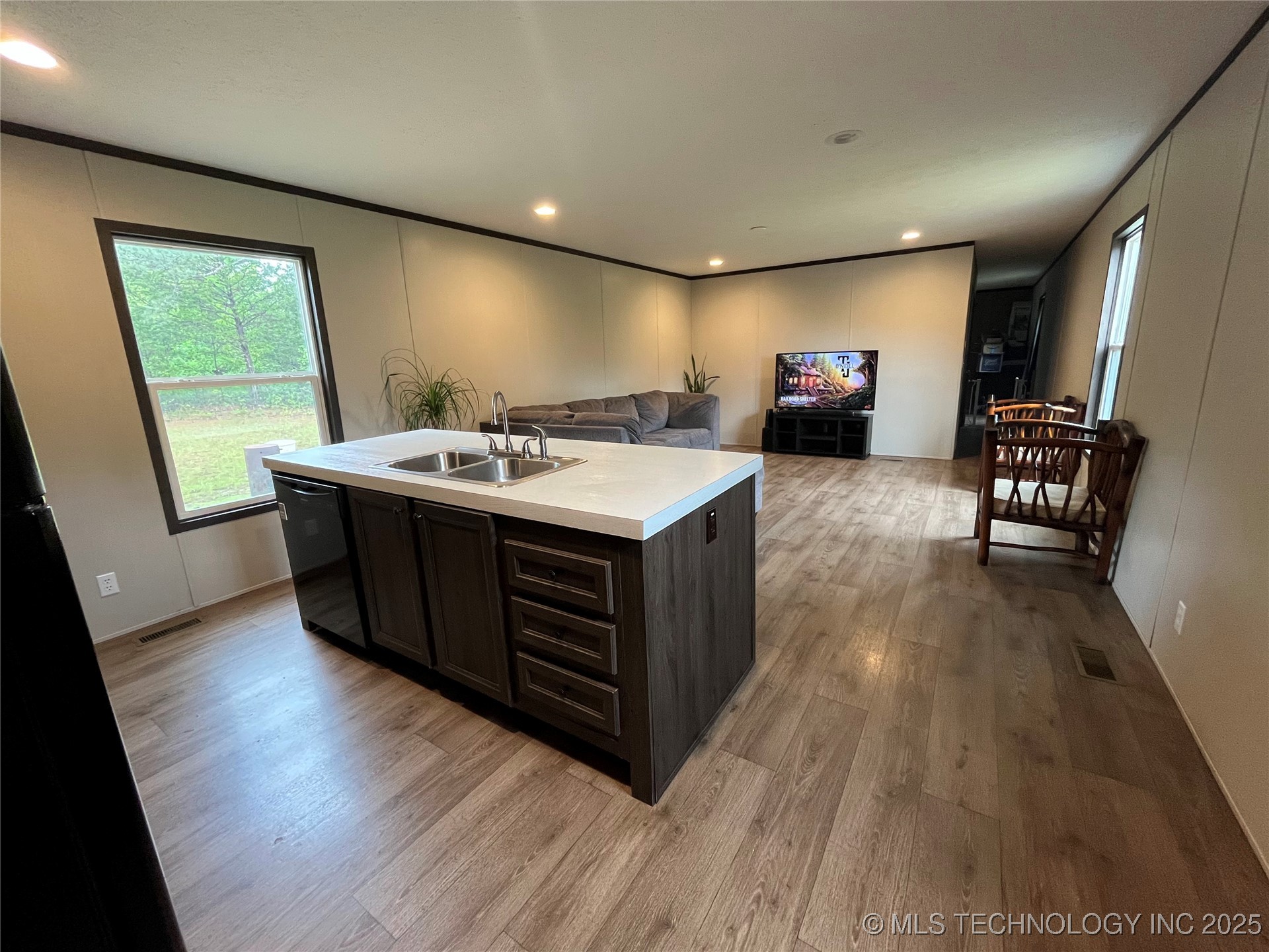 21 County Line Road E Property Photo 13