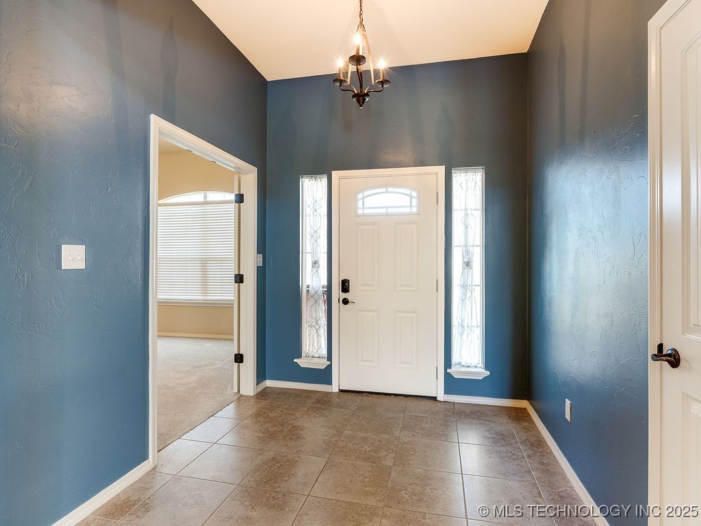 2819 Abbey Drive Property Photo 6