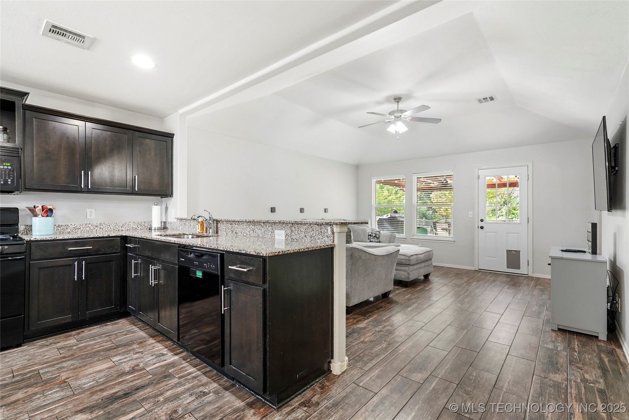 7416 S Laurel Avenue Property Photo 6