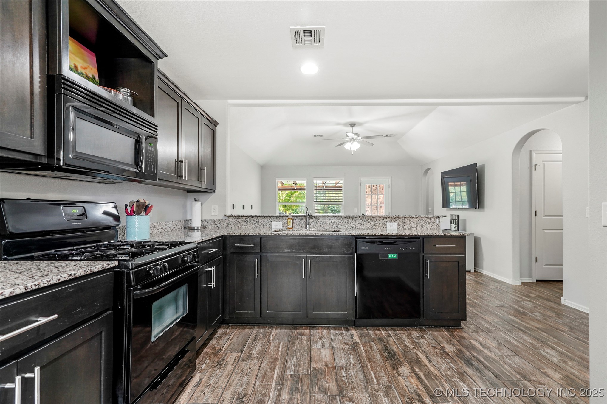 7416 S Laurel Avenue Property Photo 10