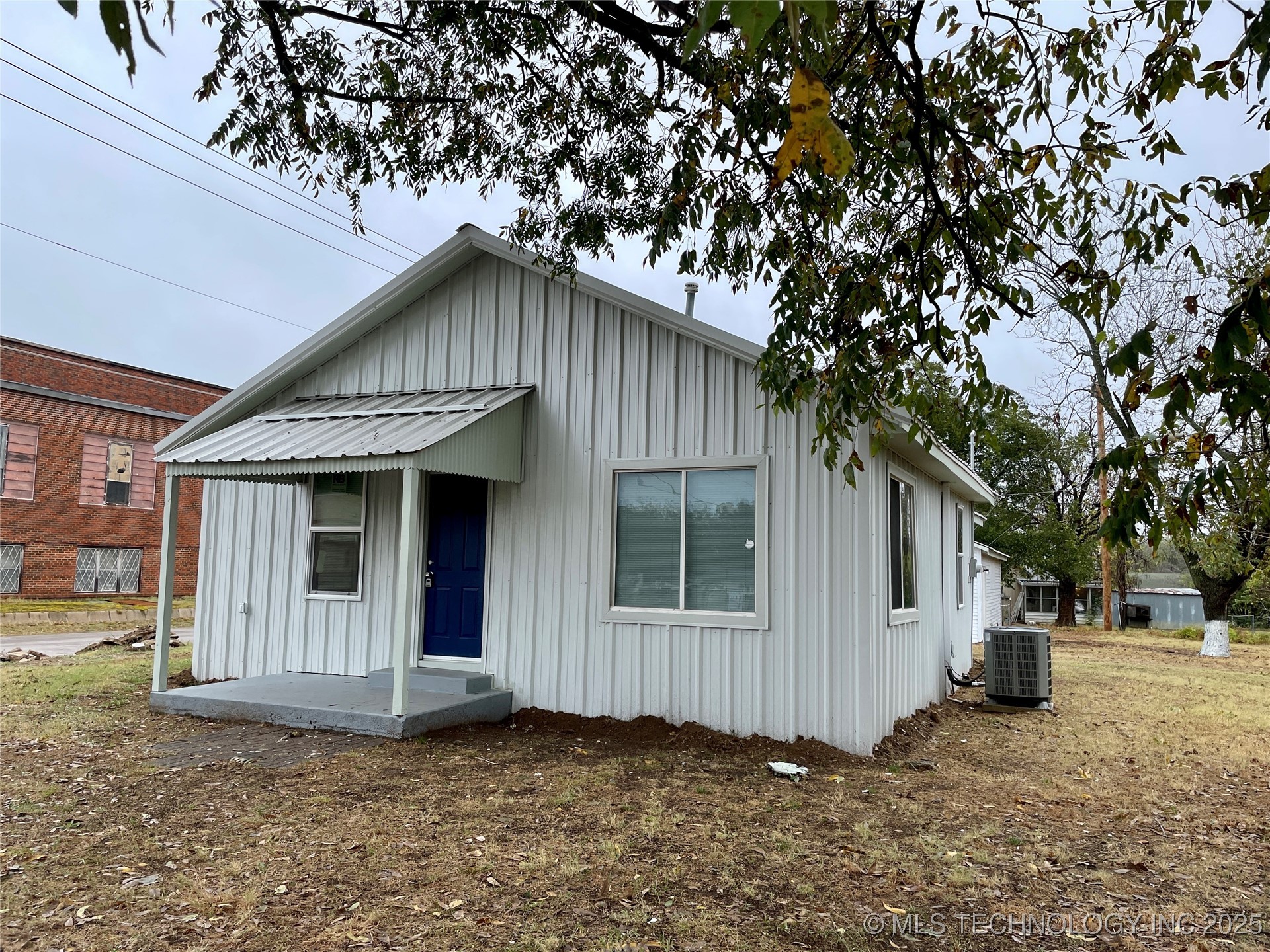 400 SE Carter Street SE Property Photo 1