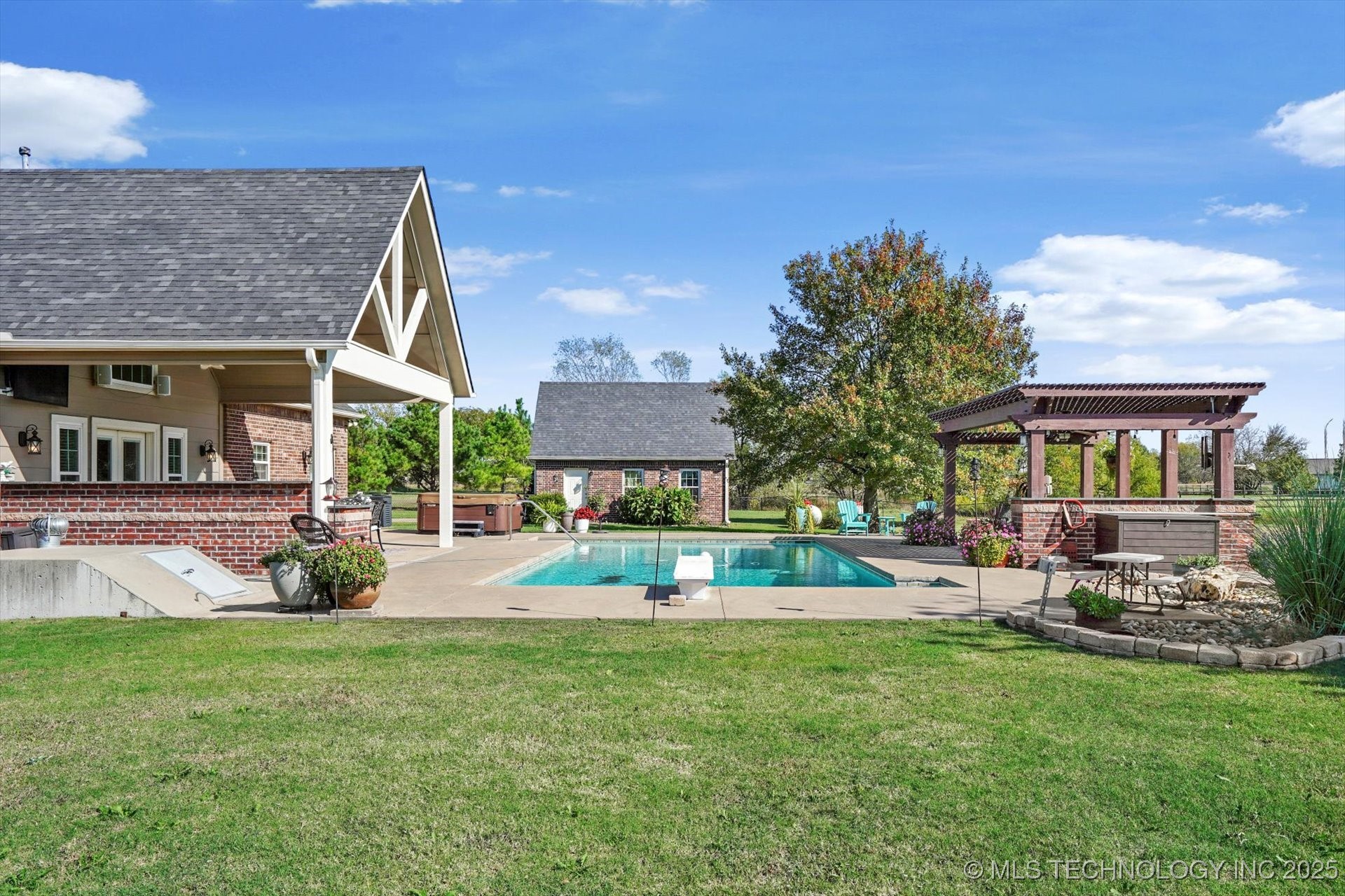 2406 E Fairfield Court Property Photo 5