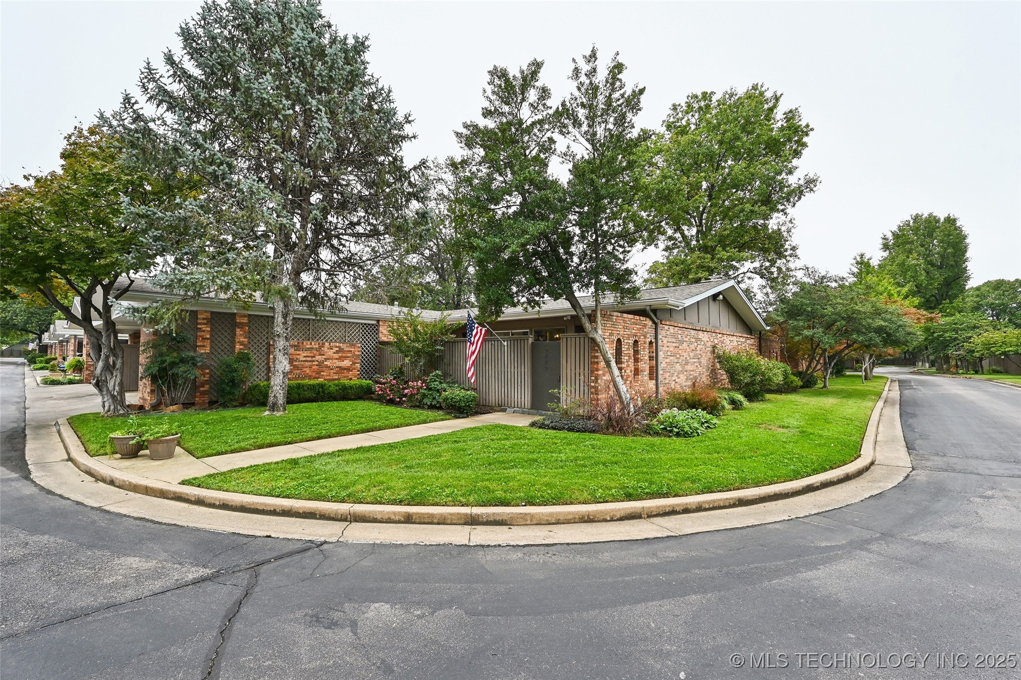 2112 E 60th Street J6 Property Photo 1