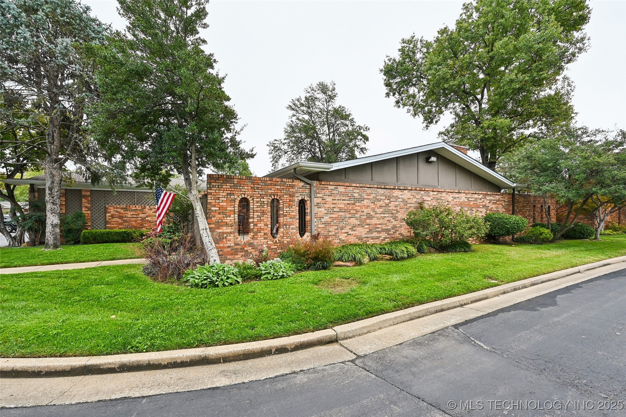 2112 E 60th Street J6 Property Photo 3