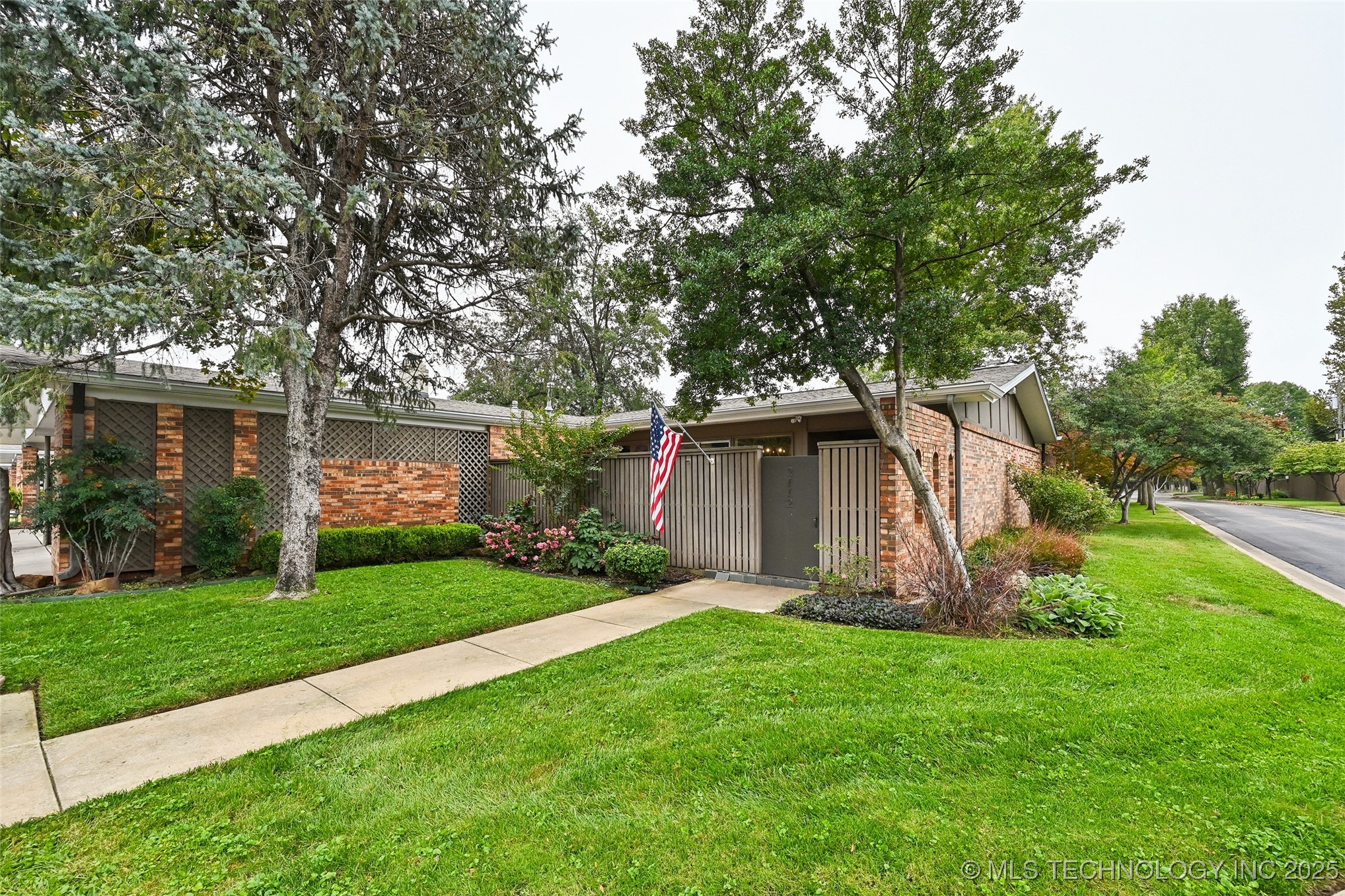 2112 E 60th Street J6 Property Photo 6