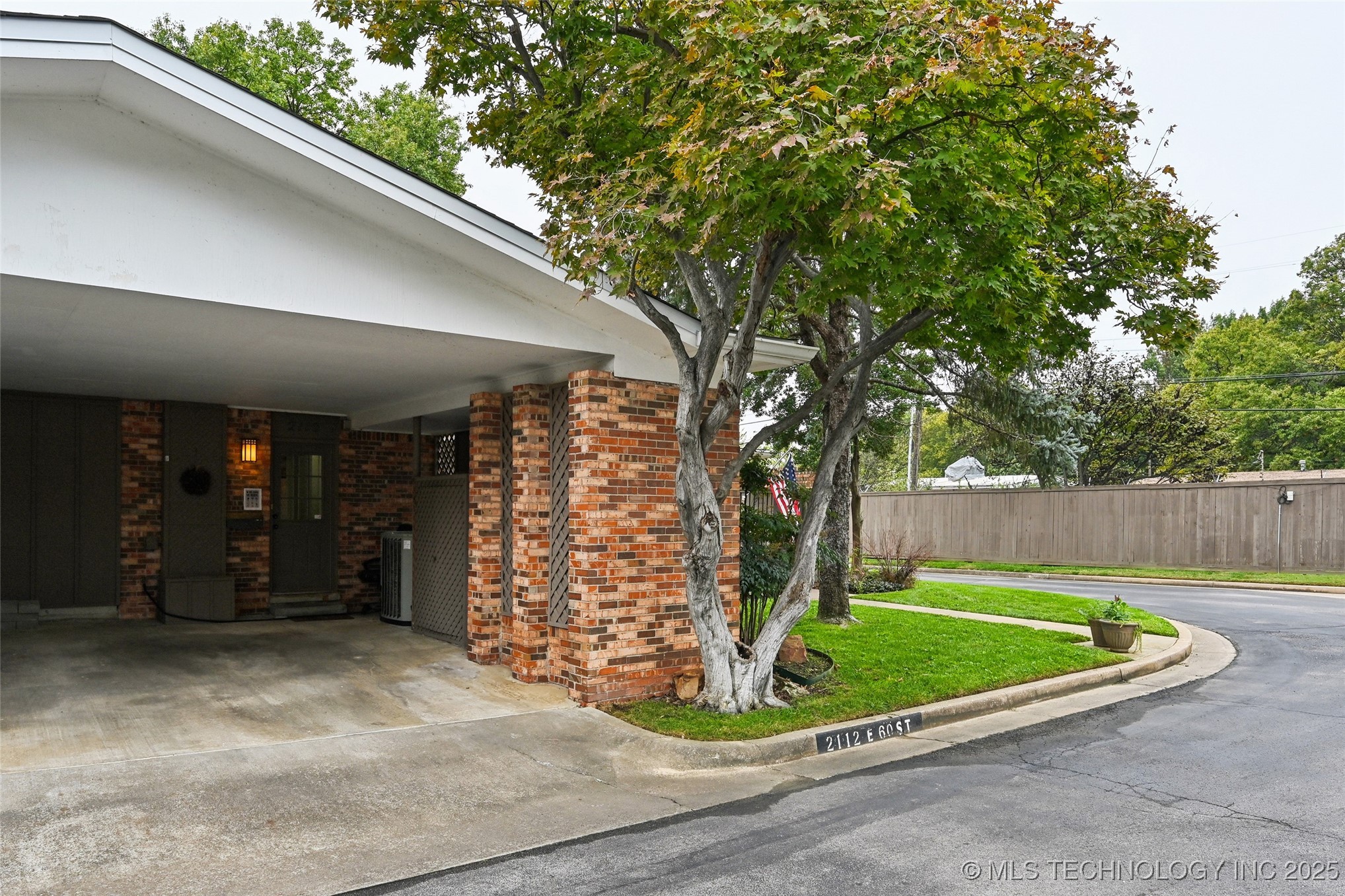 2112 E 60th Street J6 Property Photo 7