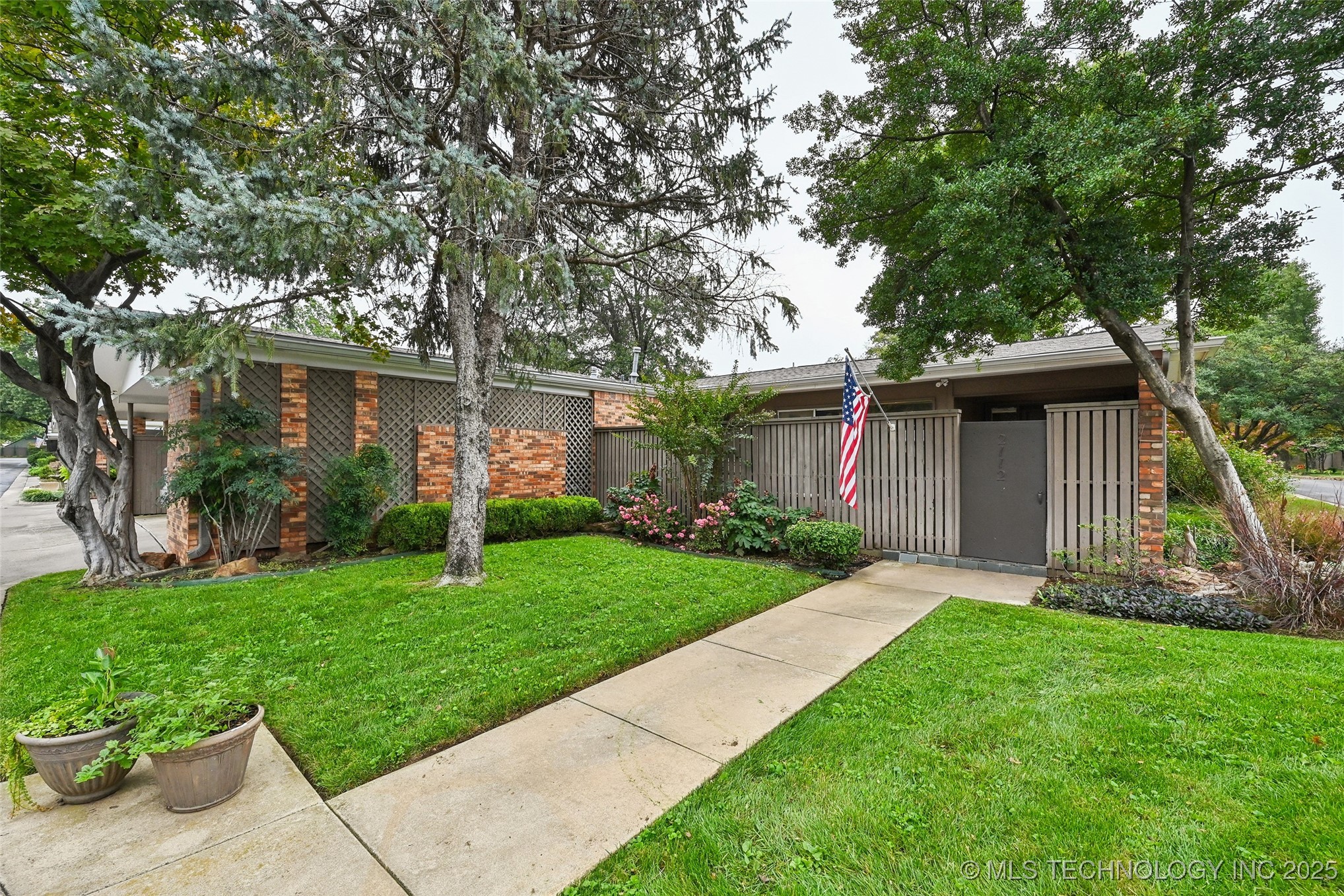 2112 E 60th Street J6 Property Photo 8