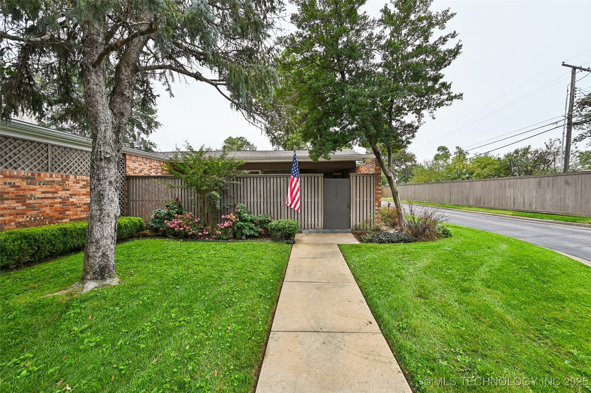 2112 E 60th Street J6 Property Photo 9