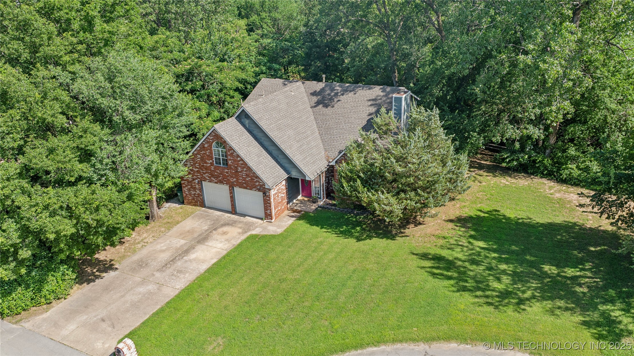 24055 King Court Property Photo 2