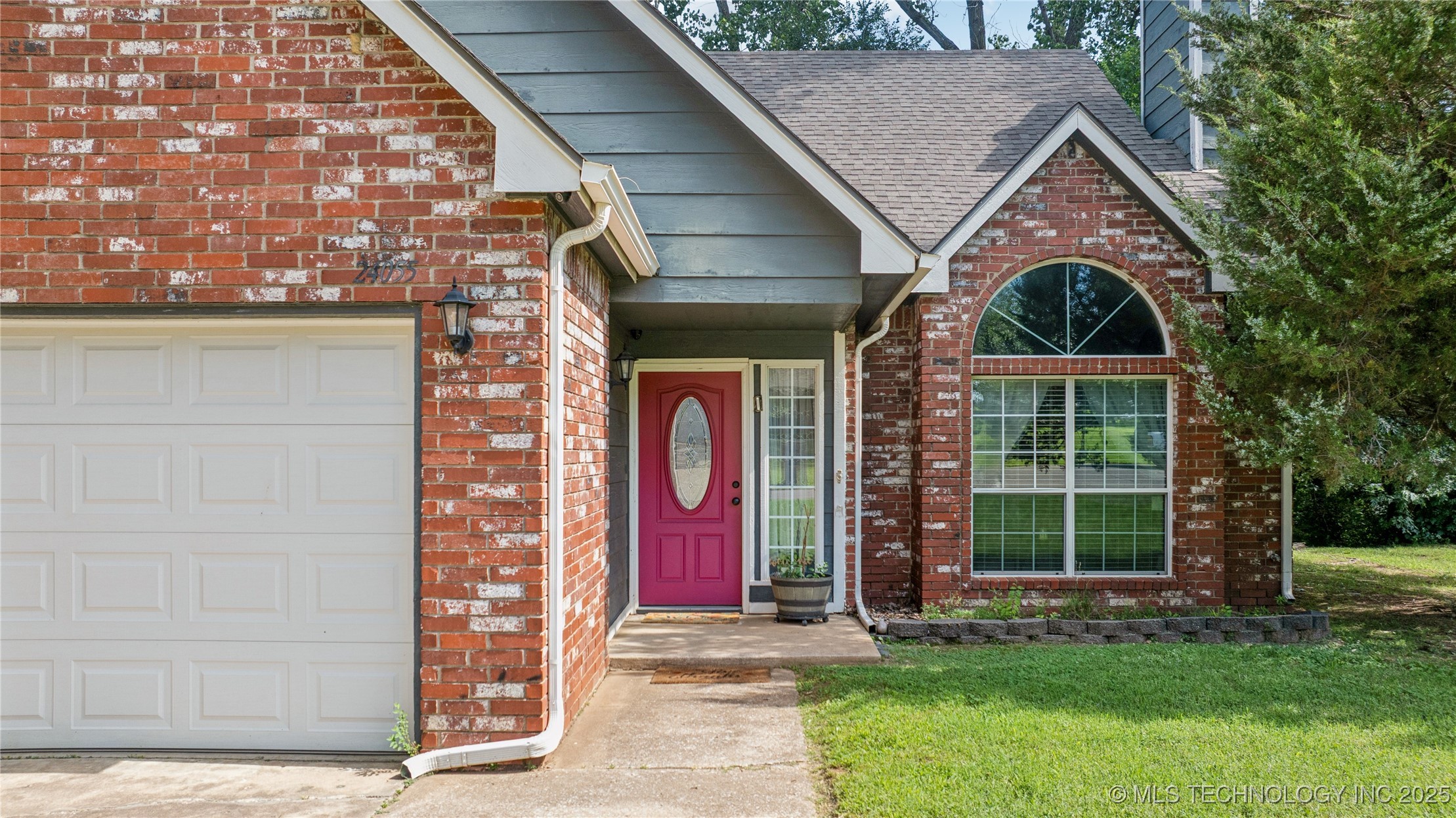 24055 King Court Property Photo 6