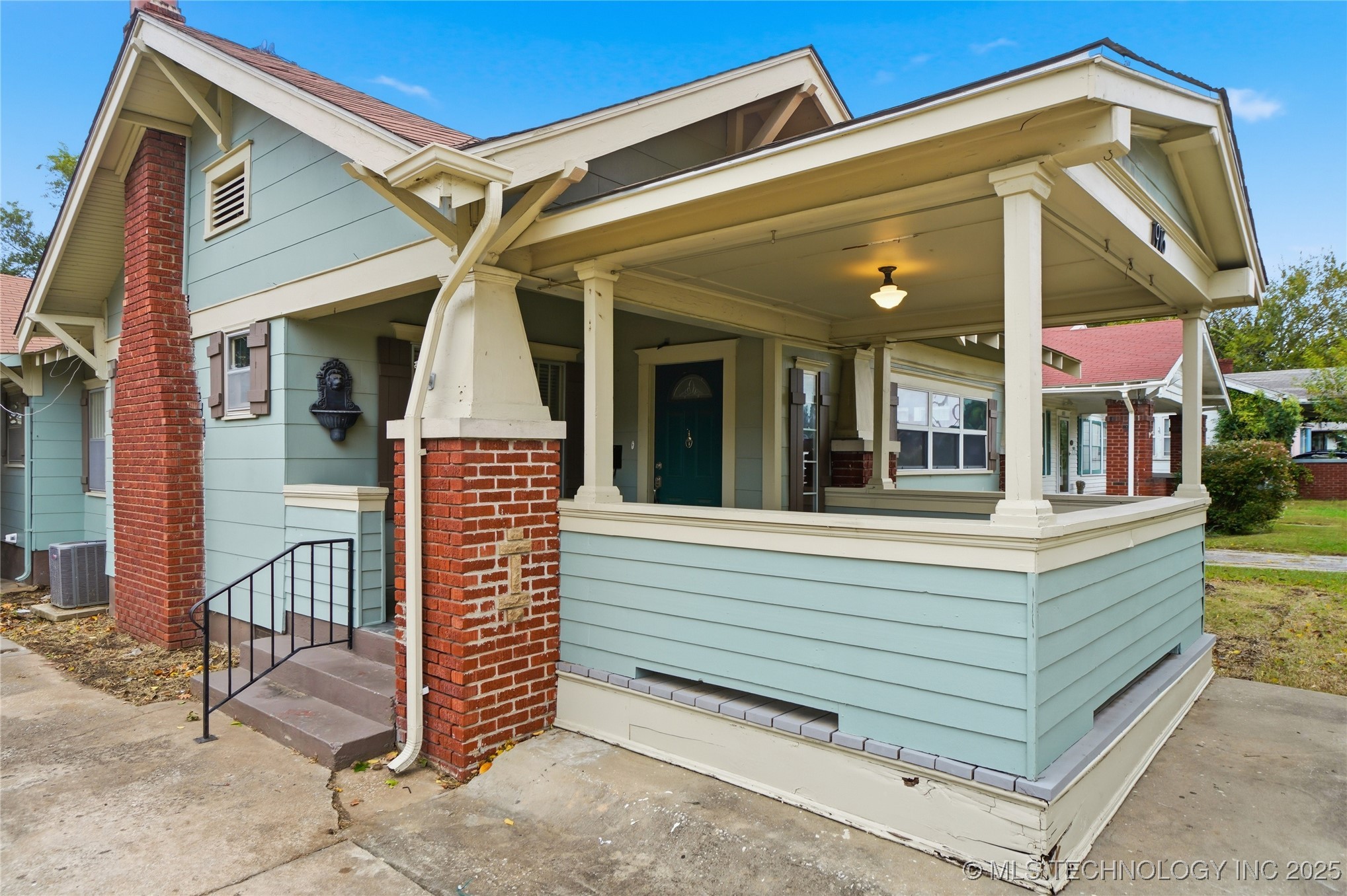 1916 E 14th Street Property Photo 2