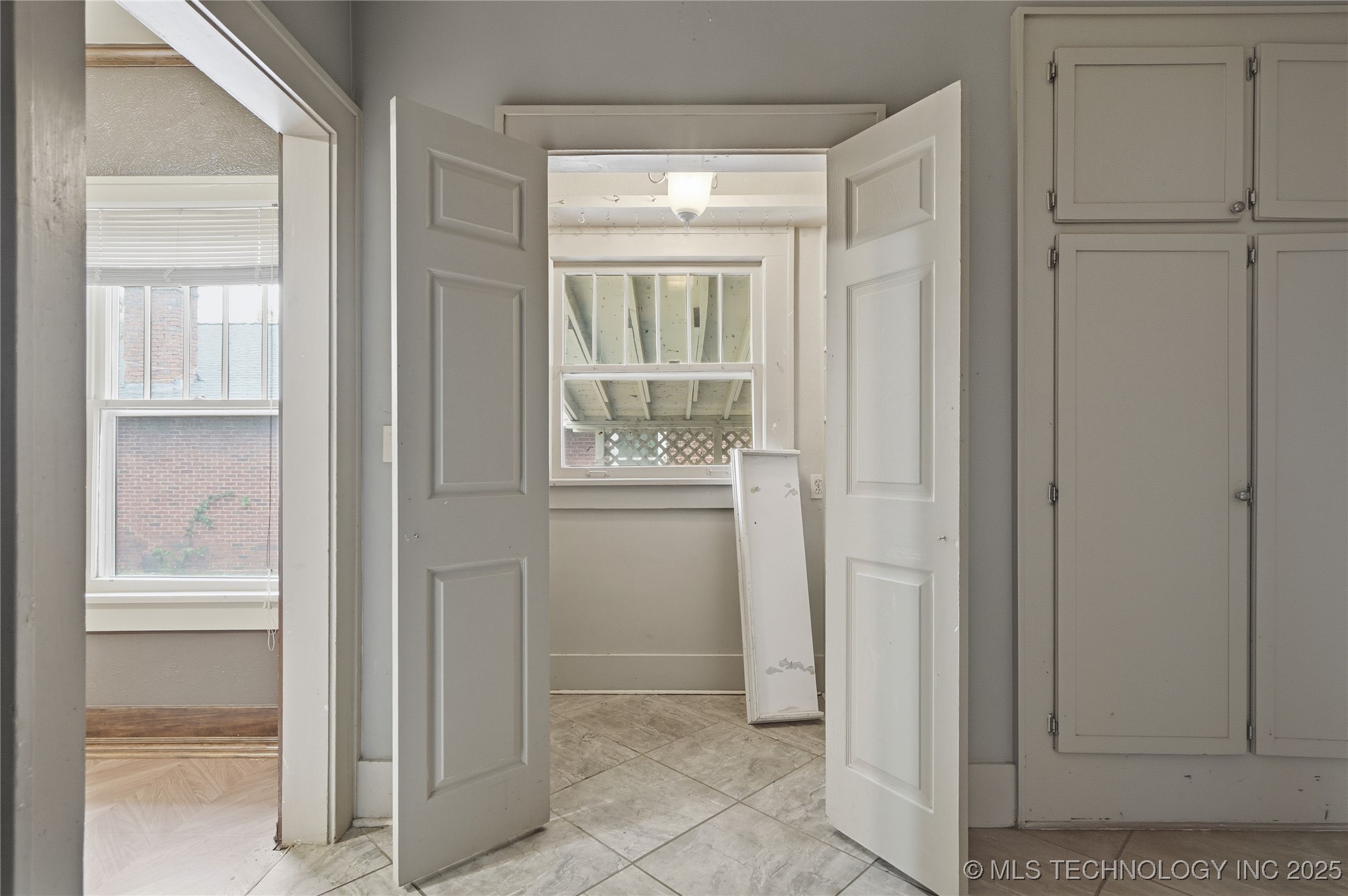 1916 E 14th Street Property Photo 16