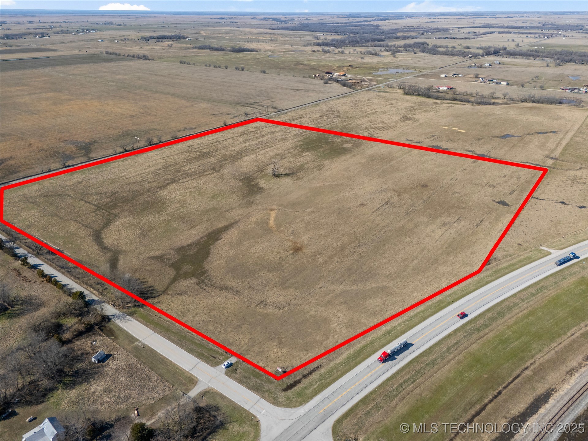 7001 E 330 Road Property Photo 1