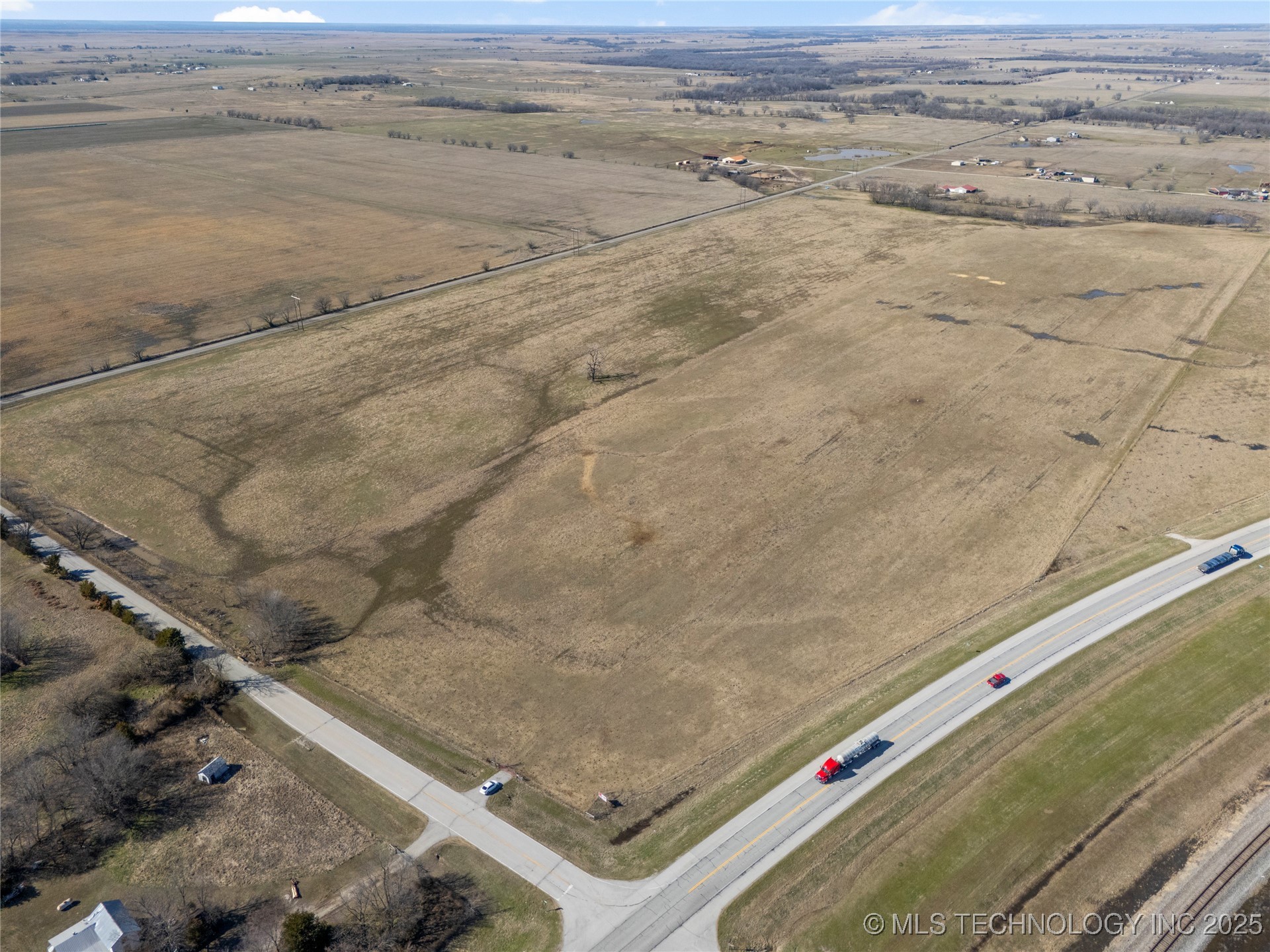 7001 E 330 Road Property Photo 4