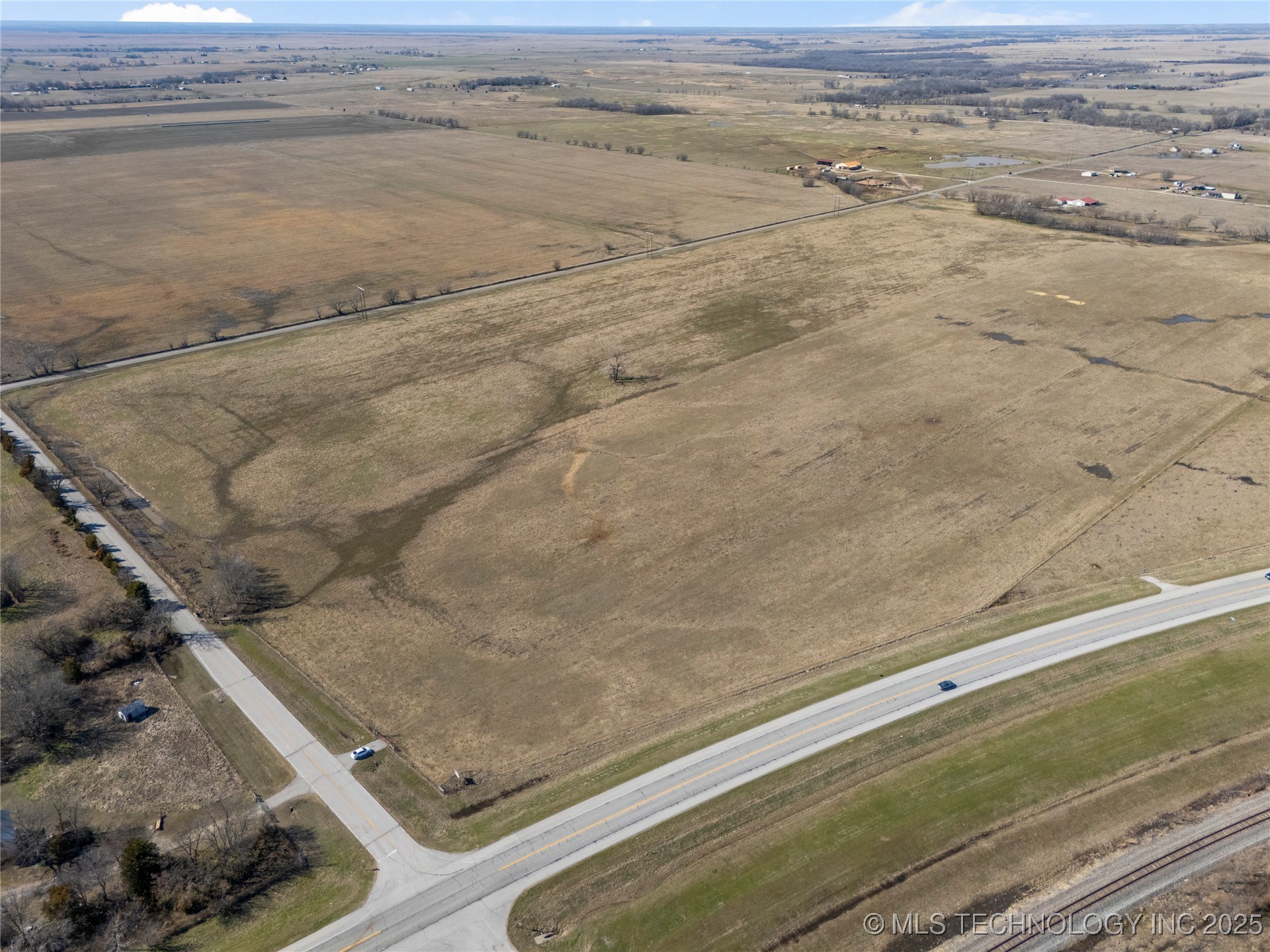 7001 E 330 Road Property Photo 5