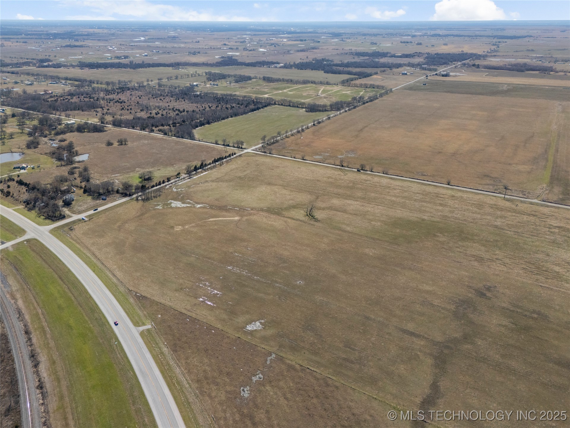 7001 E 330 Road Property Photo 8