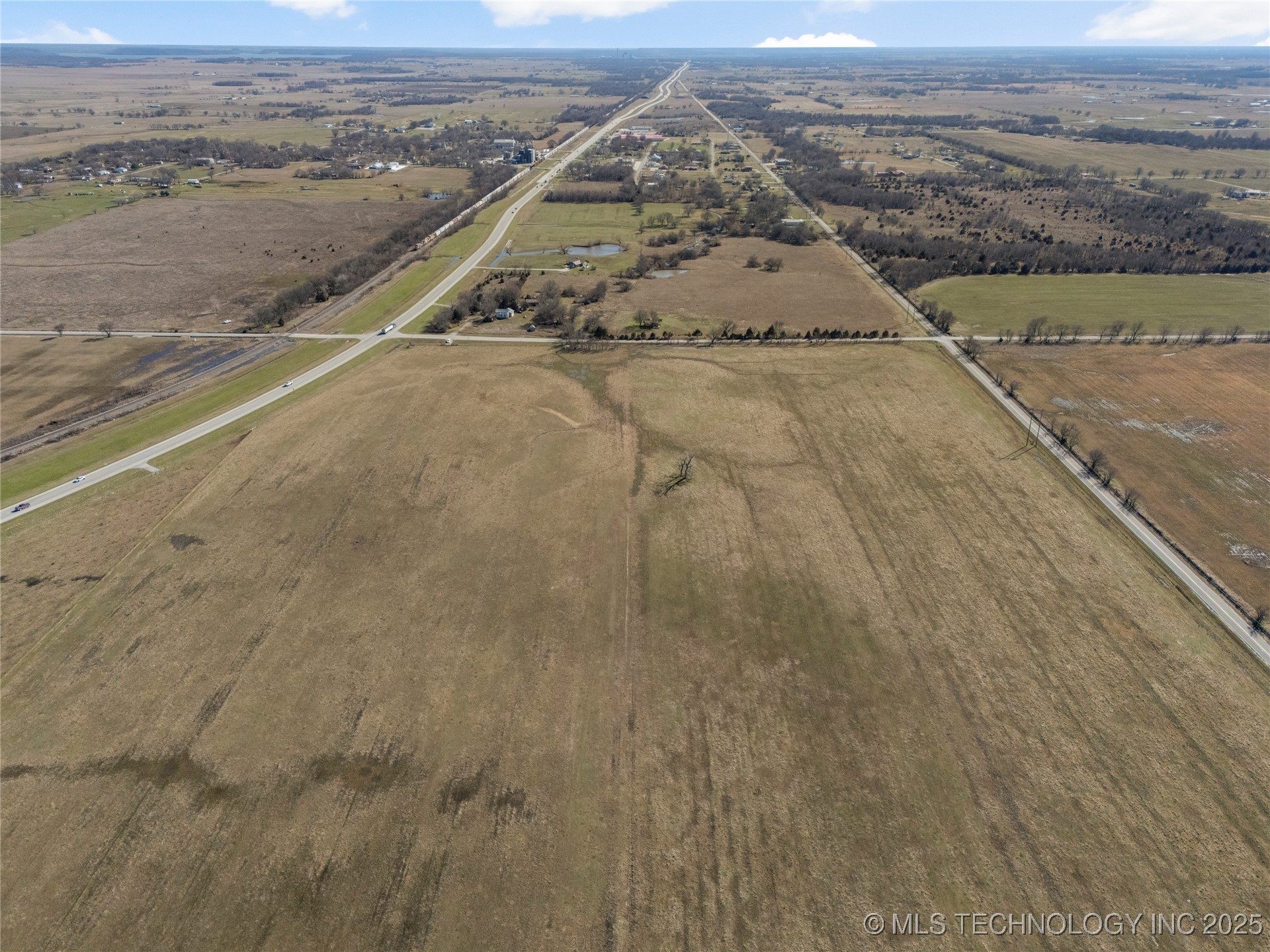 7001 E 330 Road Property Photo 11