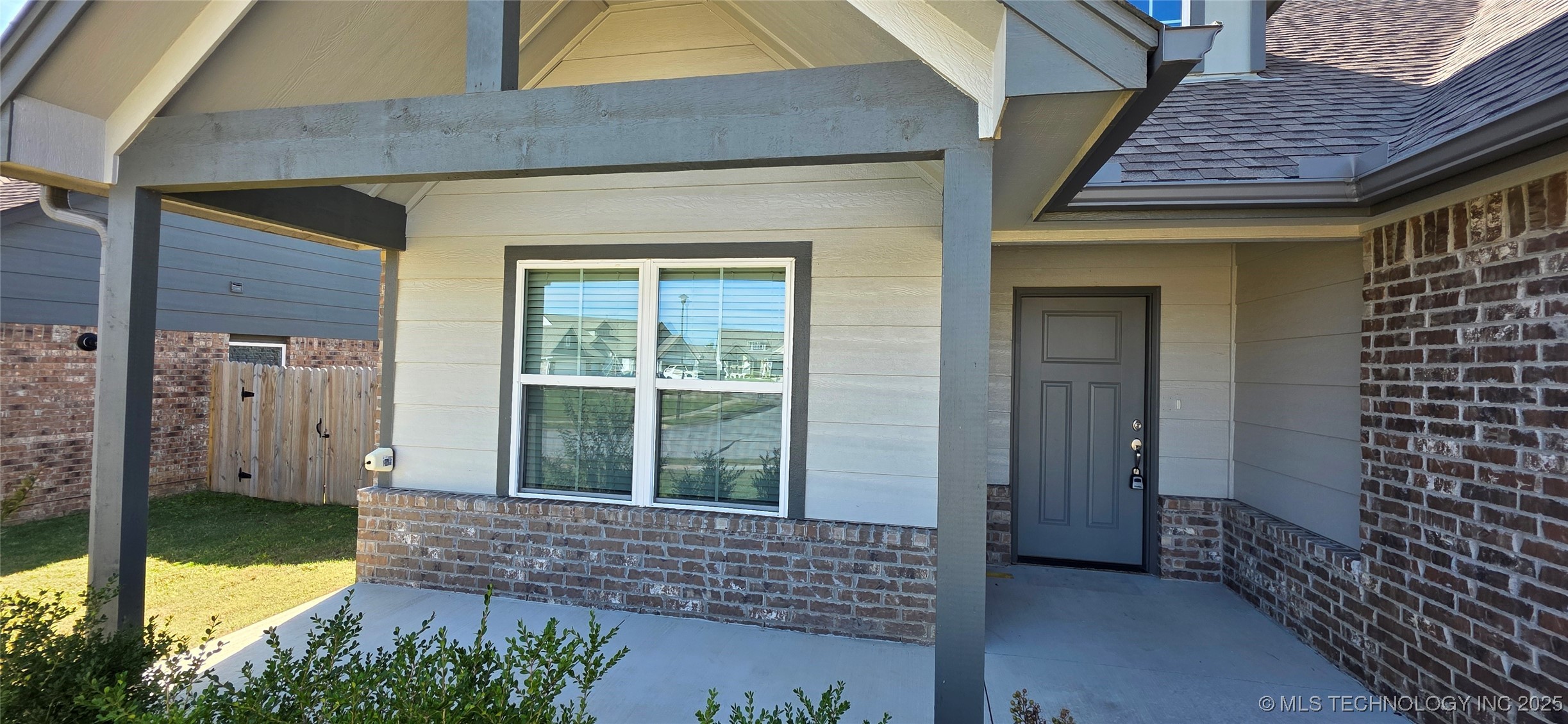 1419 E South Park Place Property Photo 2