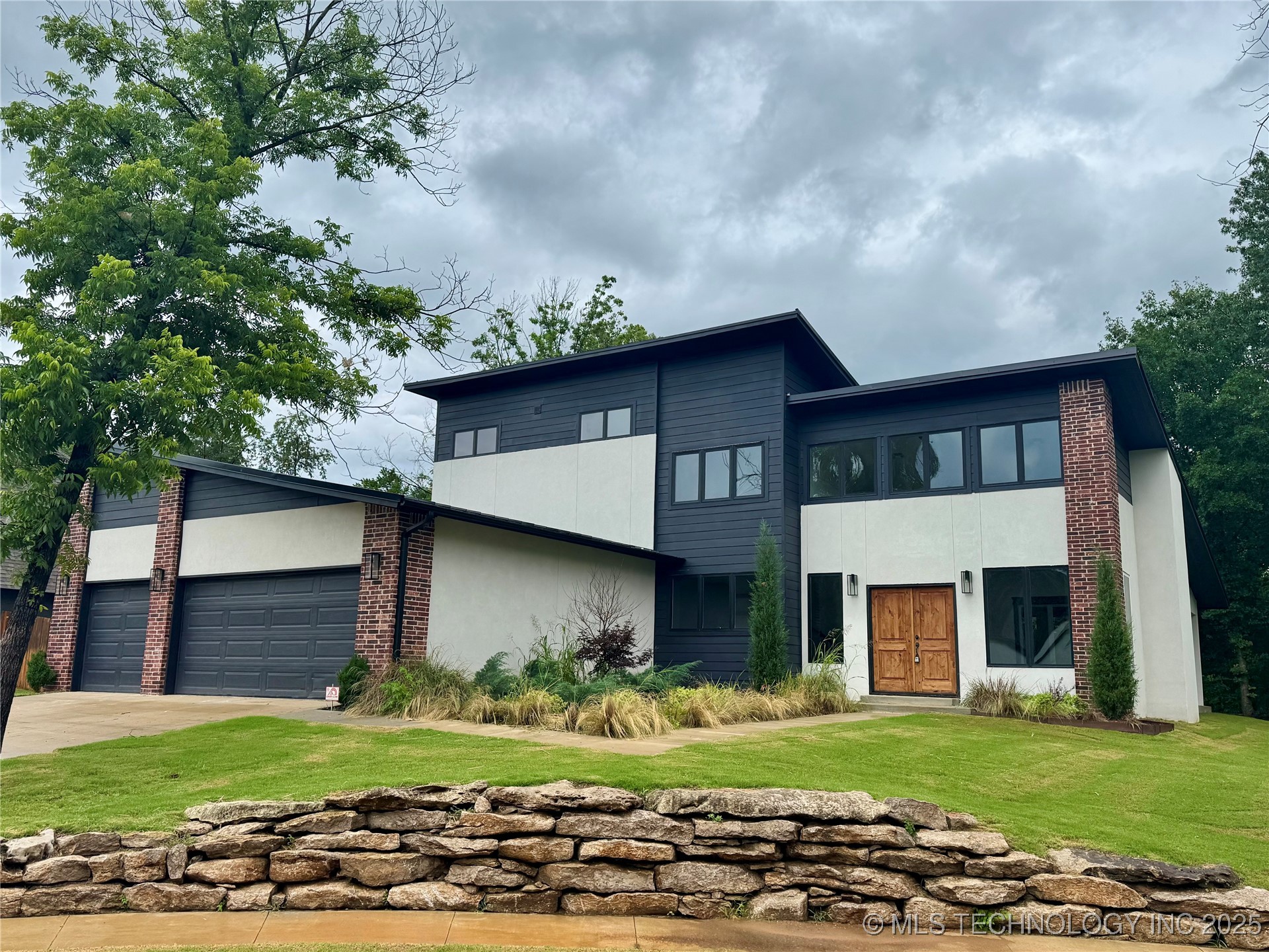 7509 S Chestnut Avenue Property Photo 1