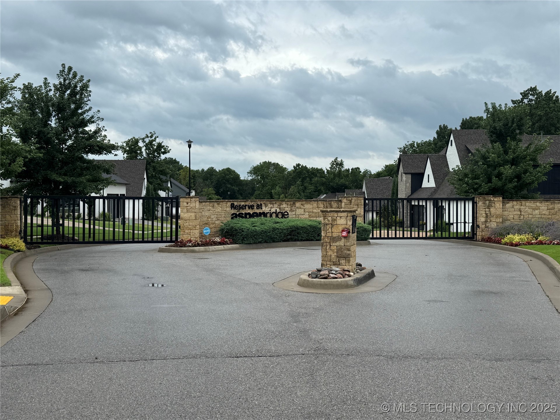 7509 S Chestnut Avenue Property Photo 2