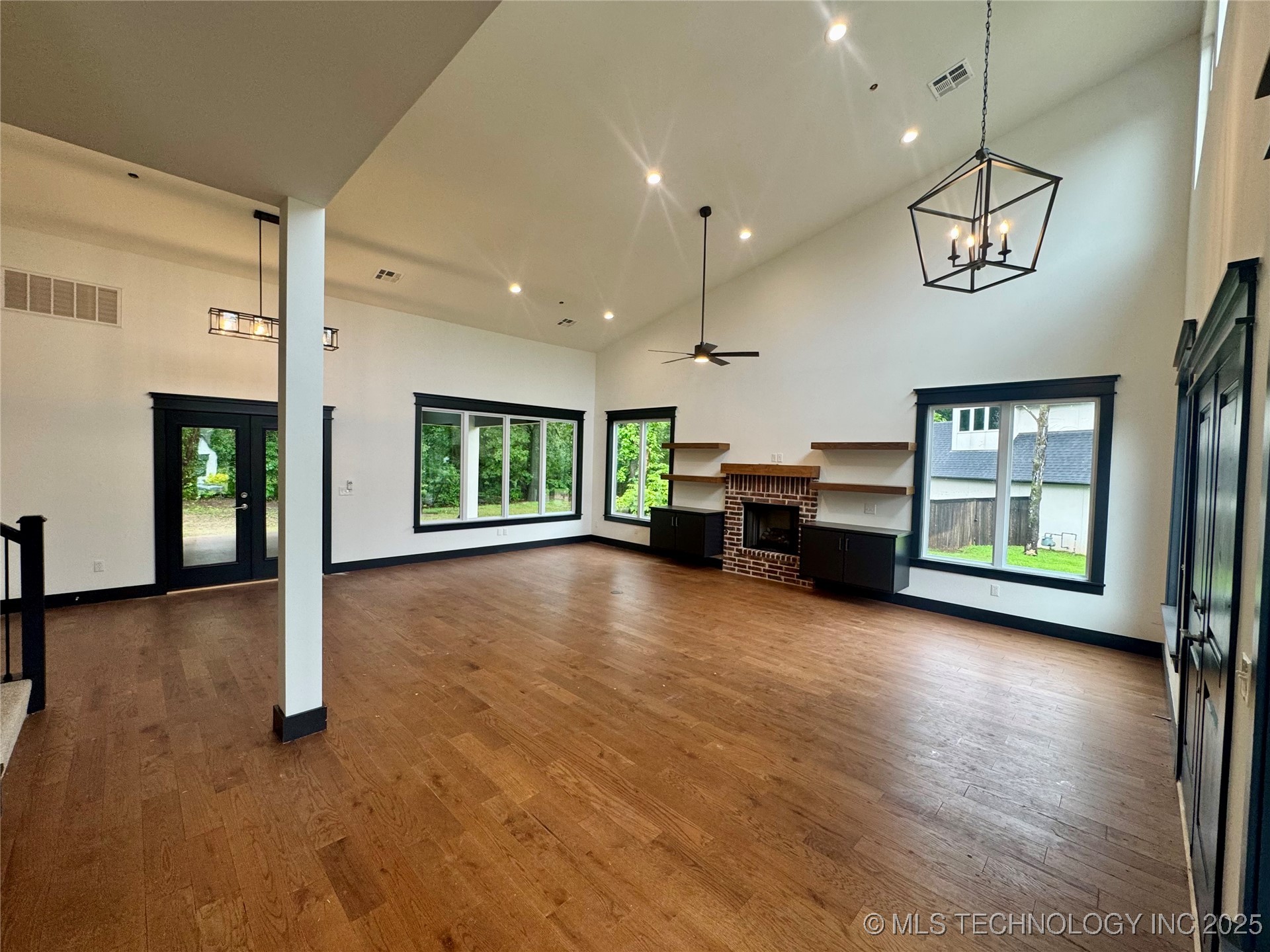 7509 S Chestnut Avenue Property Photo 3