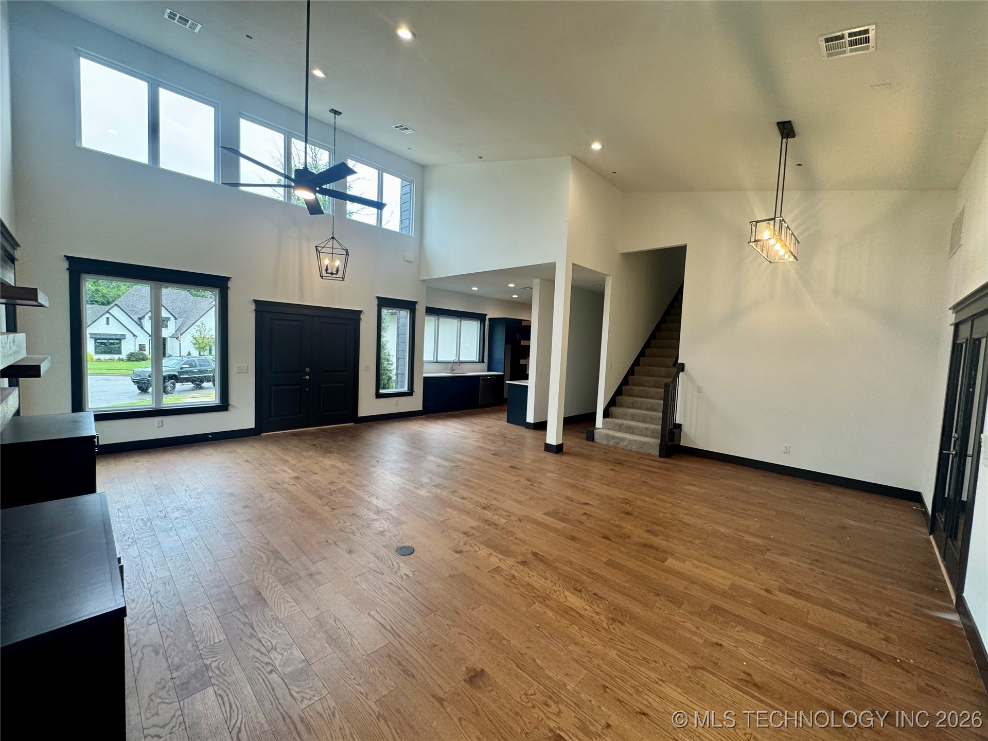 7509 S Chestnut Avenue Property Photo 4