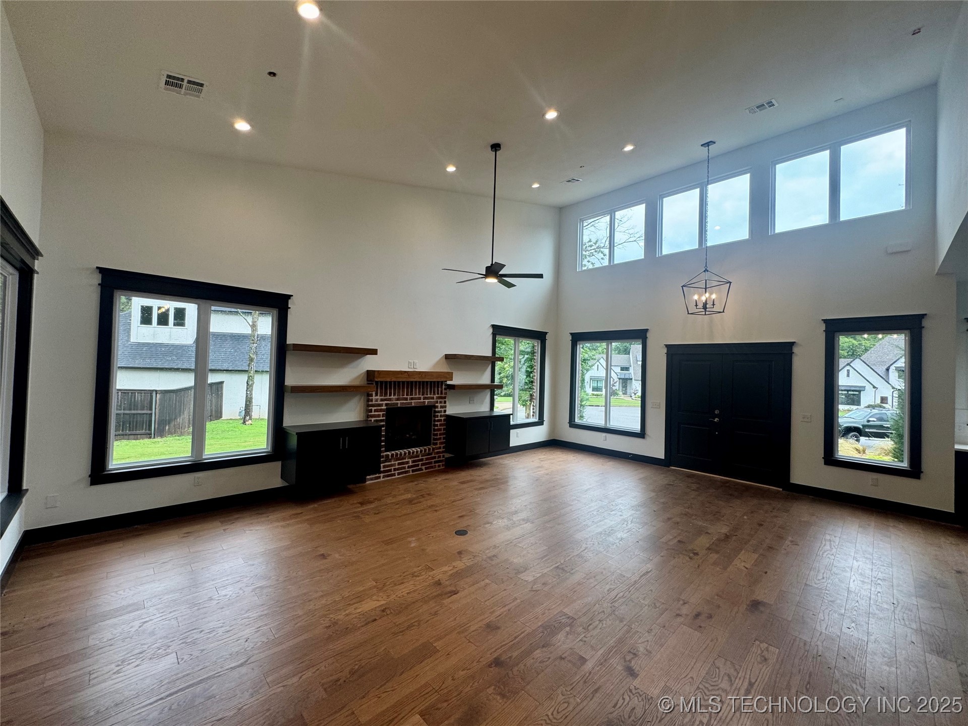 7509 S Chestnut Avenue Property Photo 5