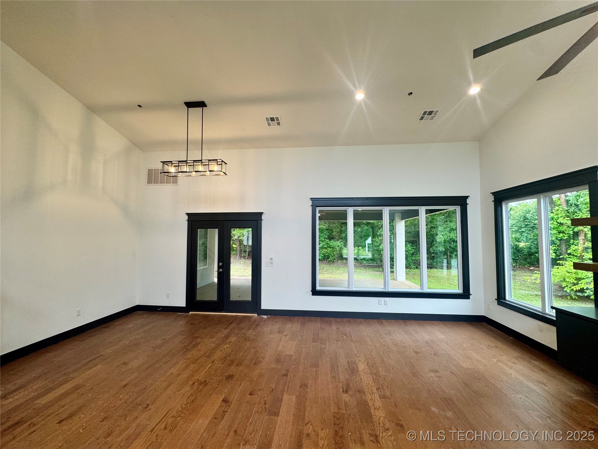 7509 S Chestnut Avenue Property Photo 6