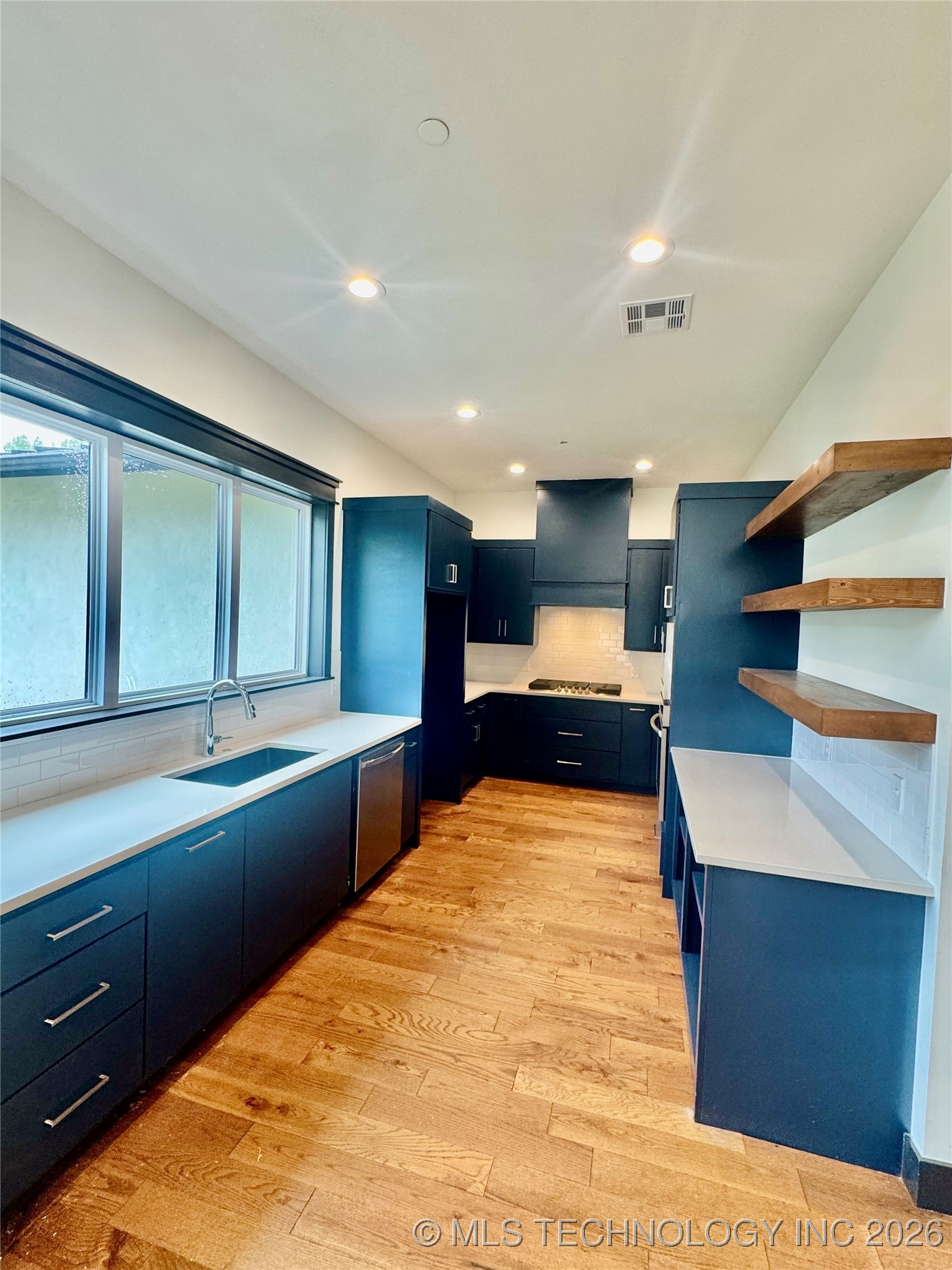 7509 S Chestnut Avenue Property Photo 7