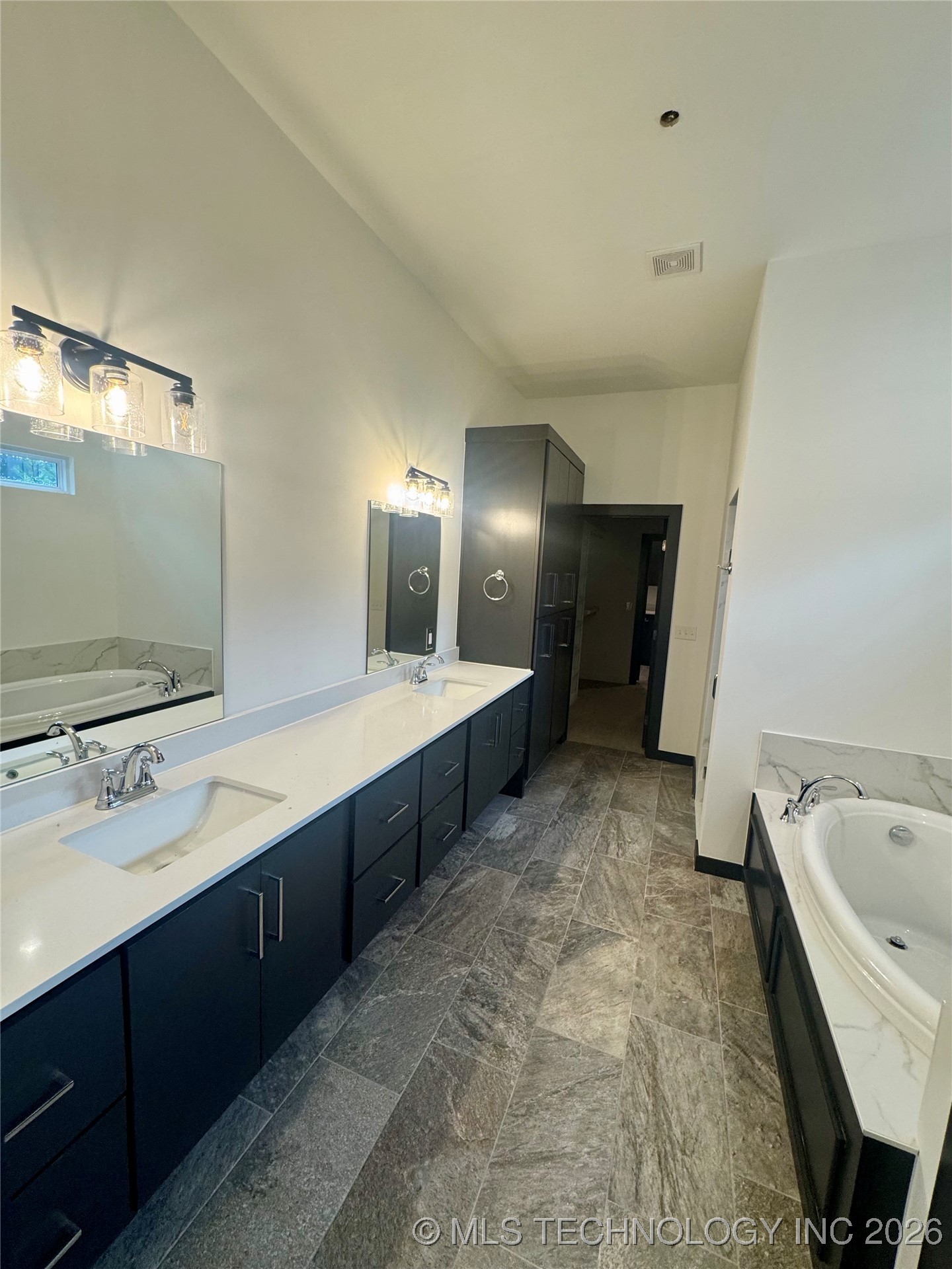 7509 S Chestnut Avenue Property Photo 12