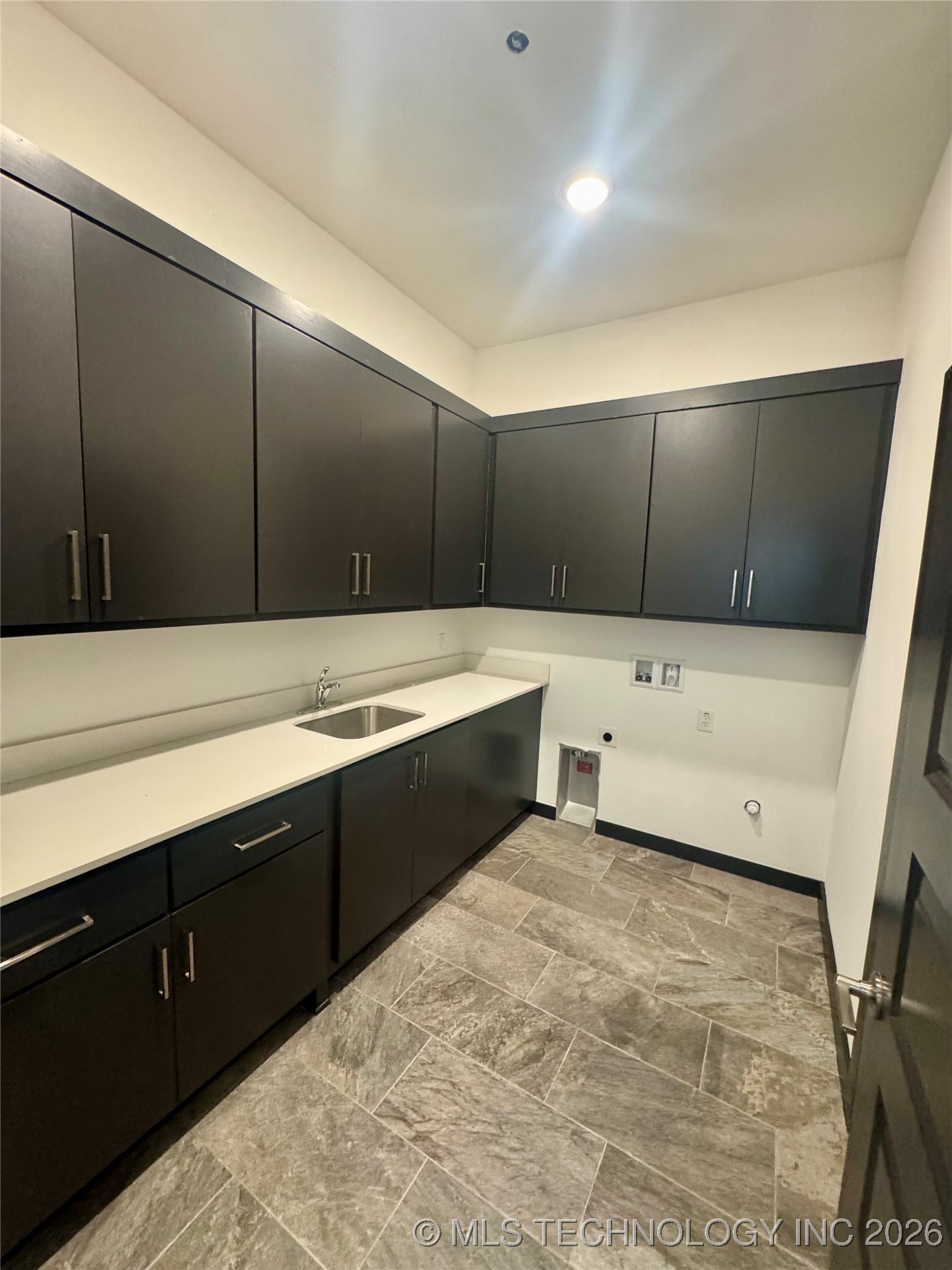 7509 S Chestnut Avenue Property Photo 17