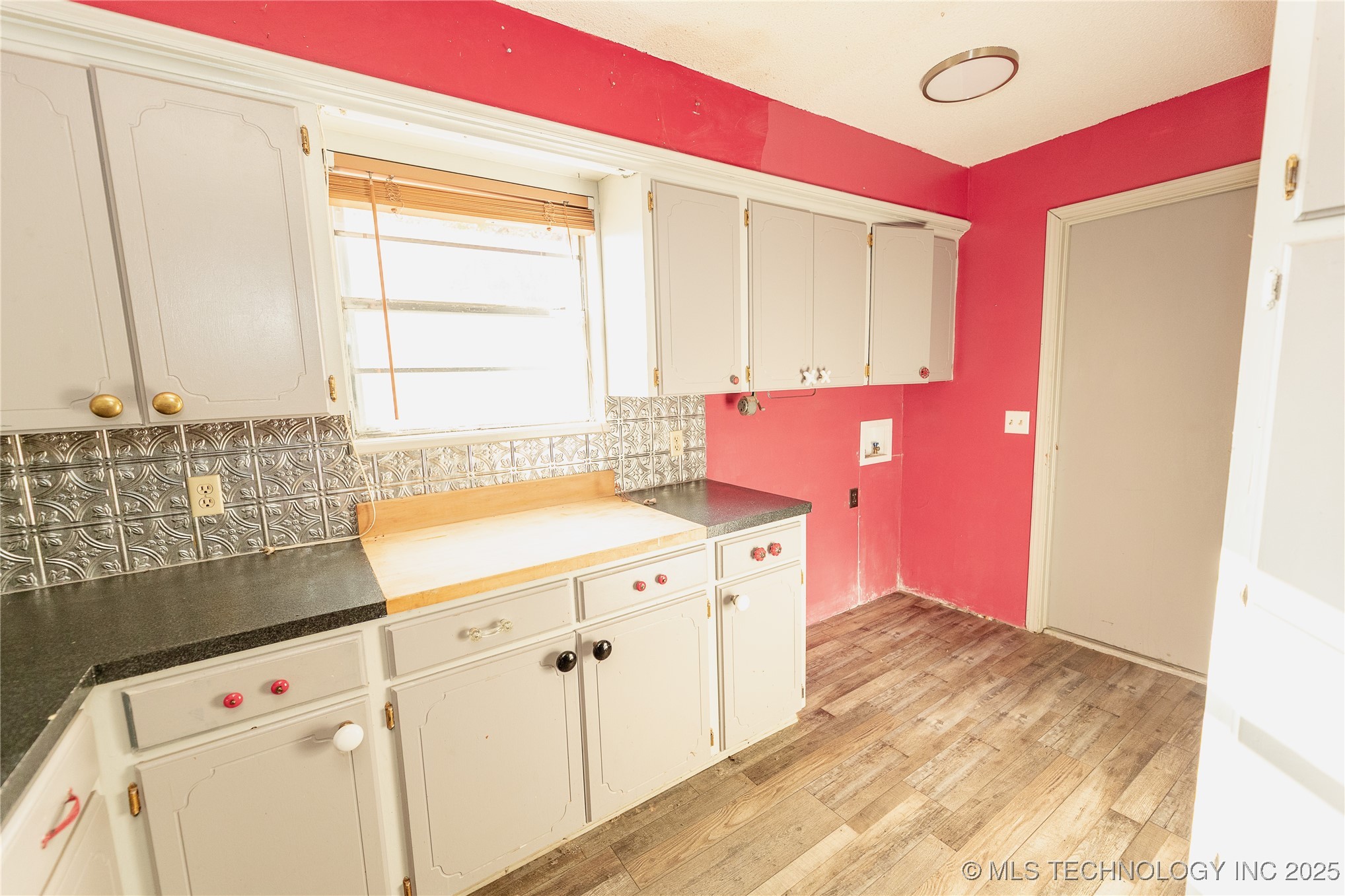 301 W Burkhart Property Photo 6