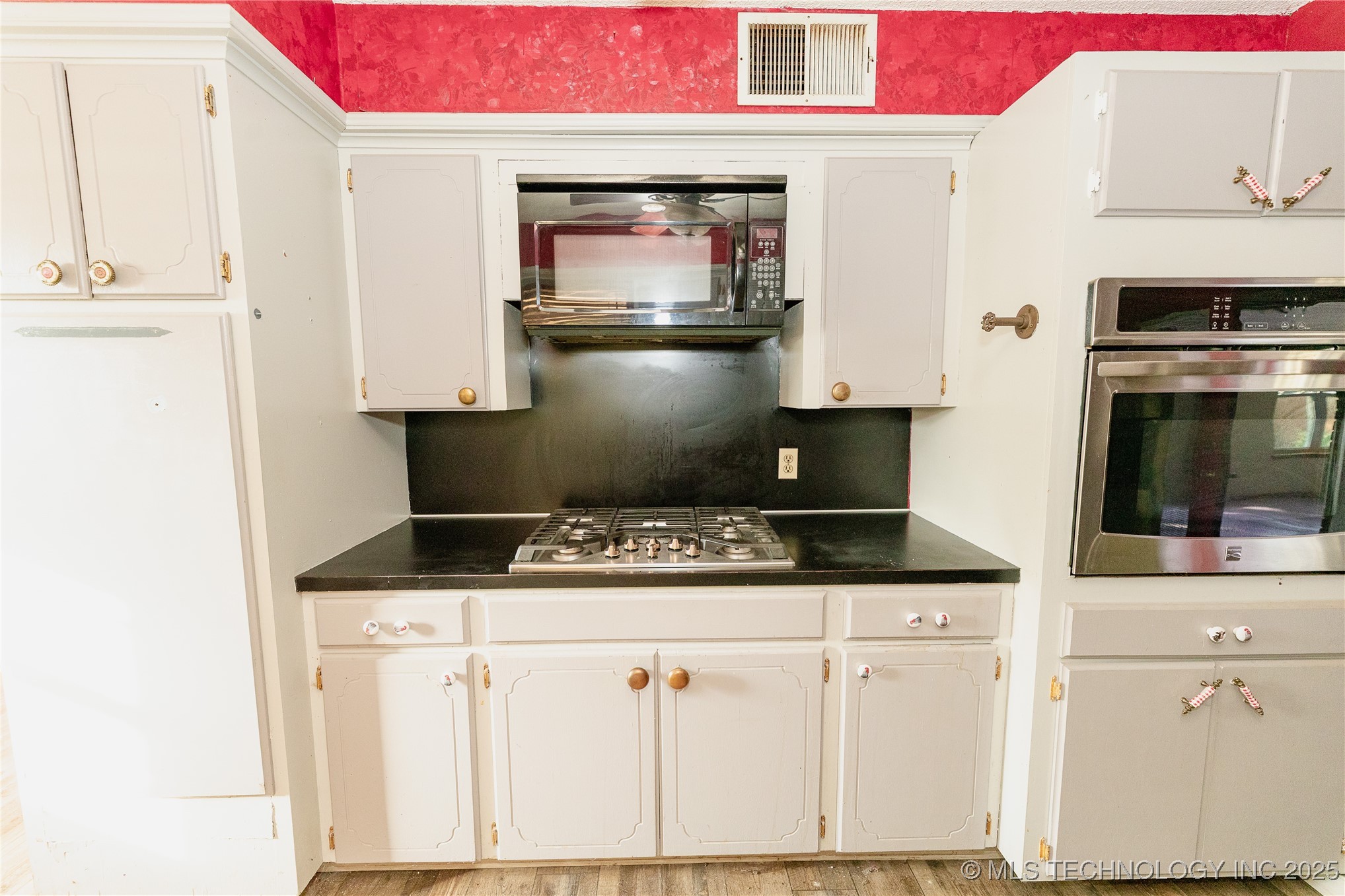 301 W Burkhart Property Photo 7