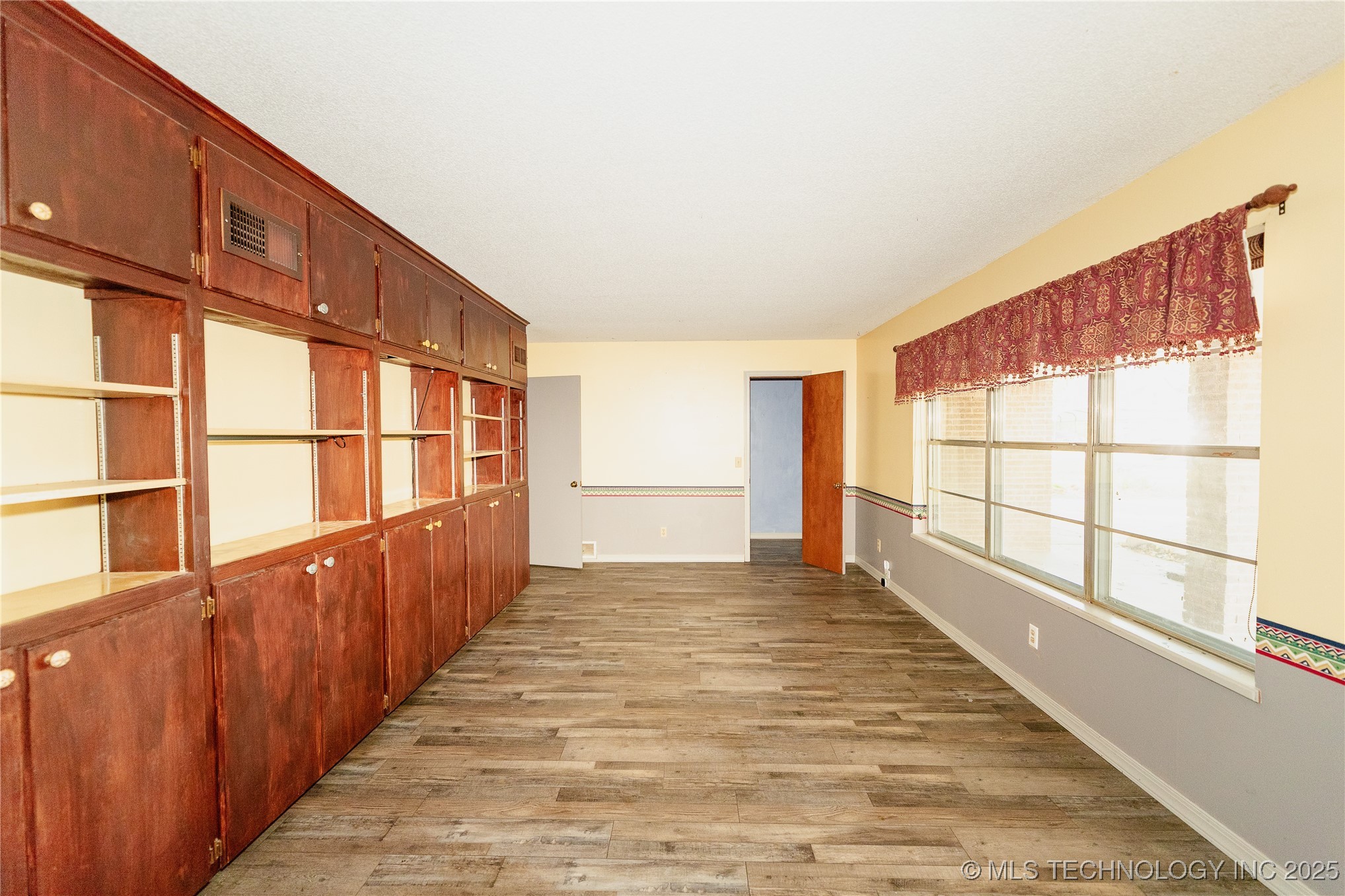 301 W Burkhart Property Photo 12