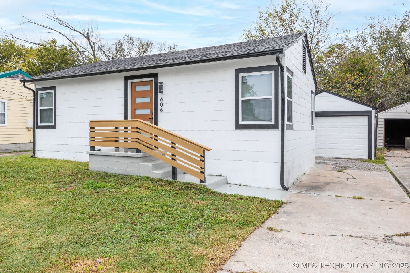 806 E 12th Place Property Photo 2