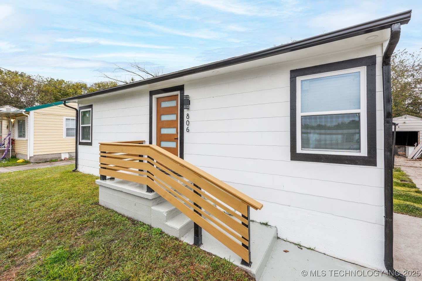 806 E 12th Place Property Photo 3