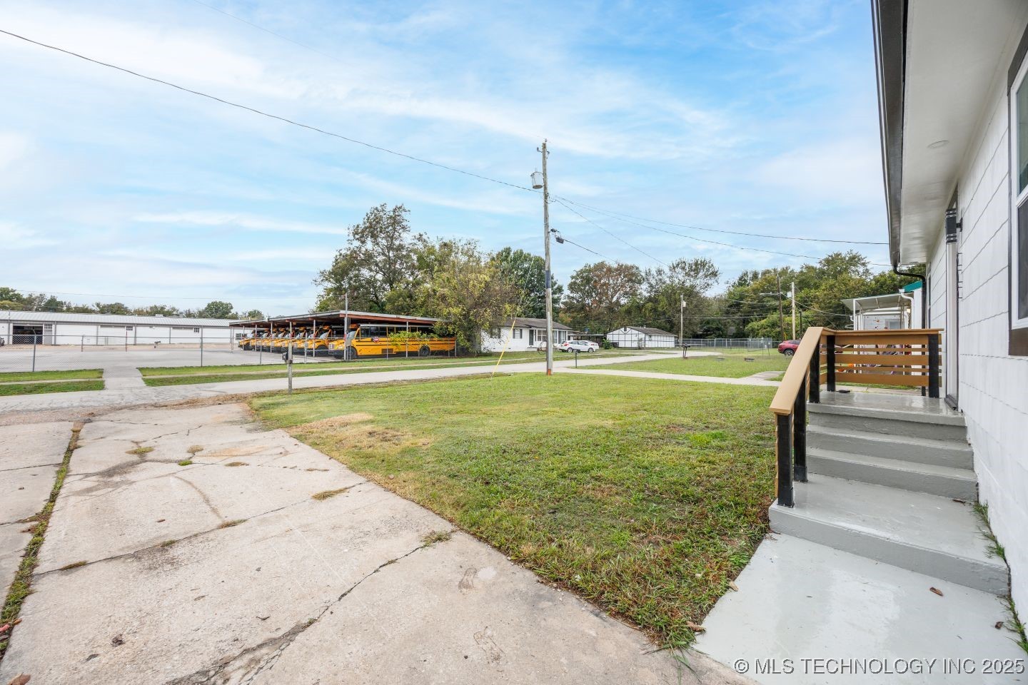 806 E 12th Place Property Photo 4