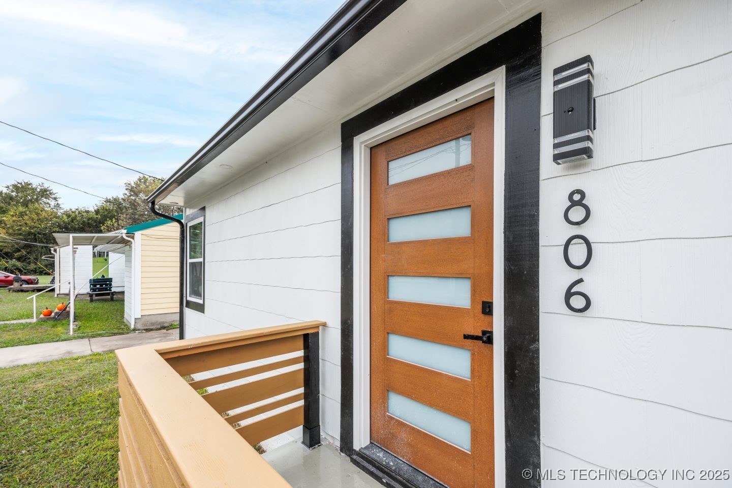 806 E 12th Place Property Photo 5