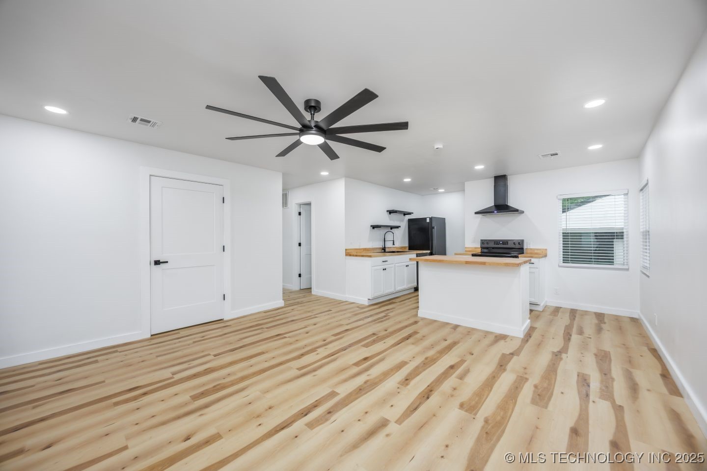 806 E 12th Place Property Photo 6