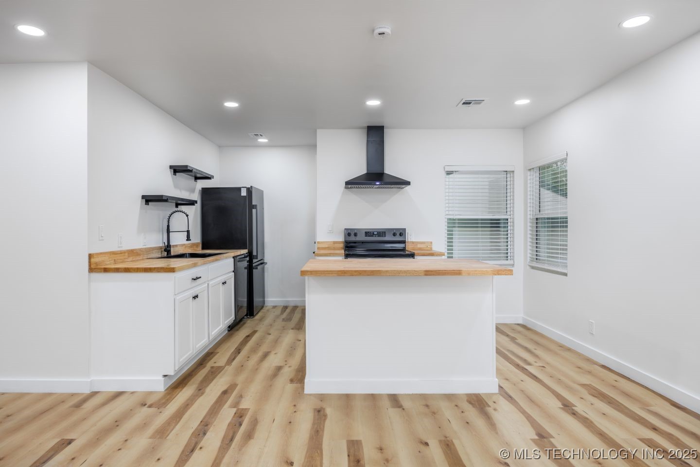 806 E 12th Place Property Photo 8