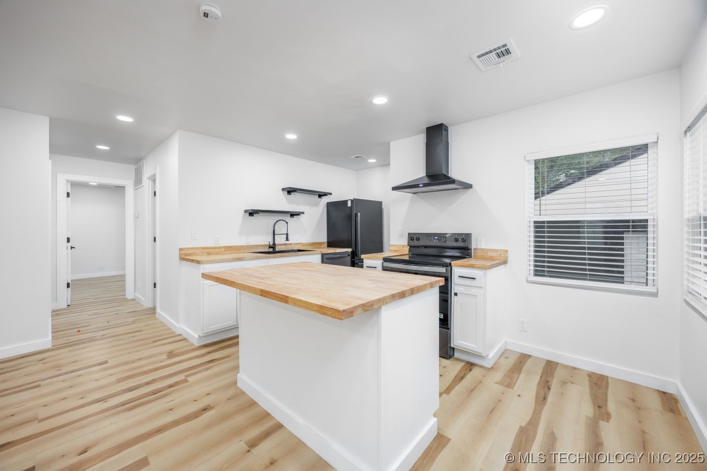 806 E 12th Place Property Photo 9