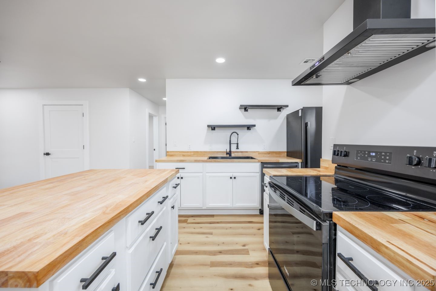 806 E 12th Place Property Photo 11