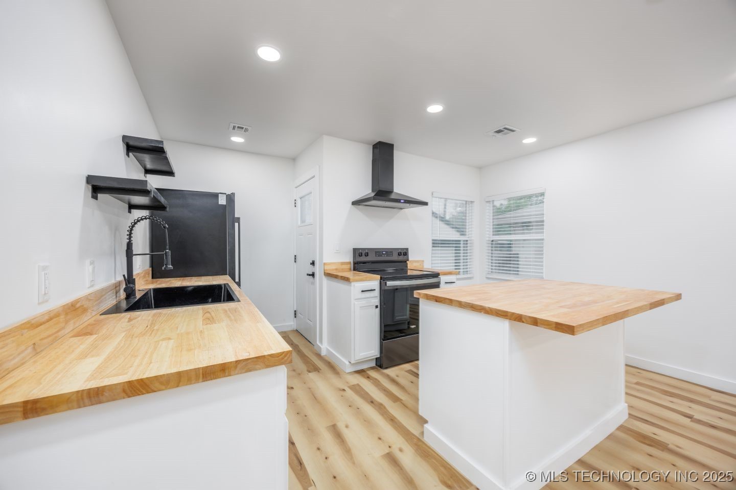 806 E 12th Place Property Photo 12