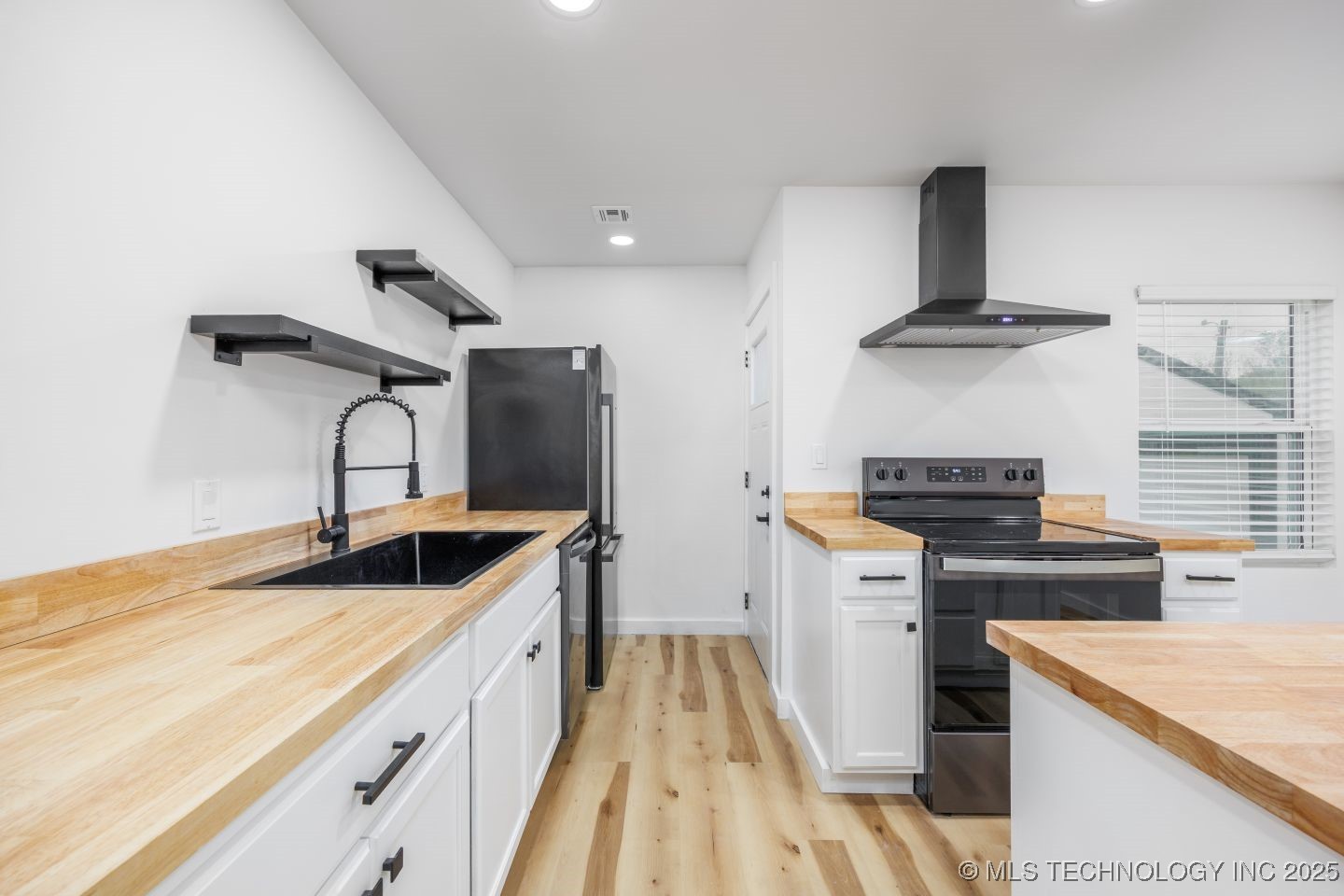 806 E 12th Place Property Photo 13