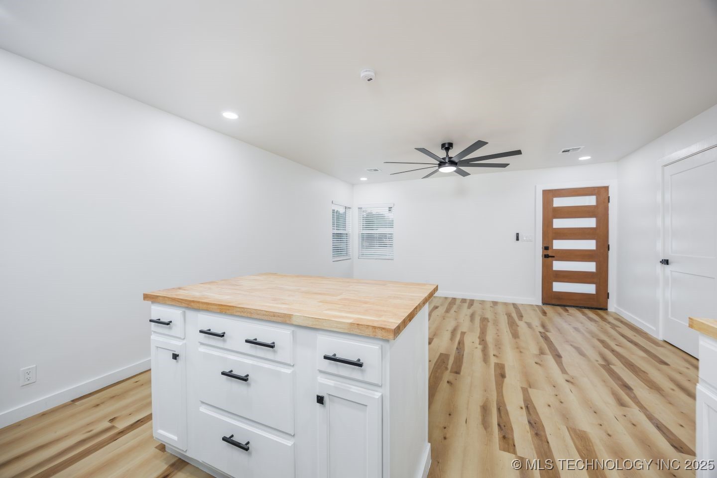 806 E 12th Place Property Photo 16