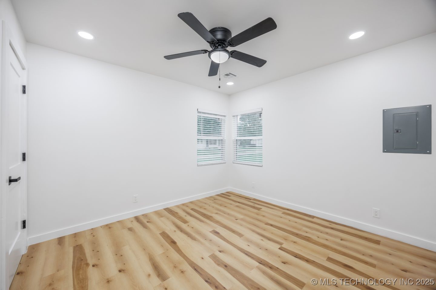 806 E 12th Place Property Photo 18