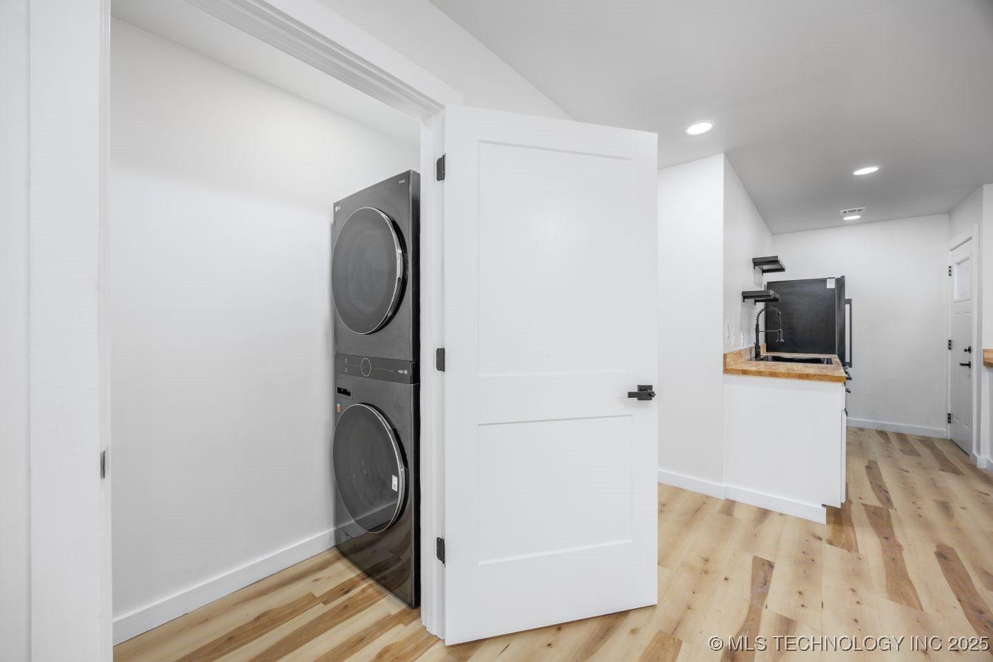 806 E 12th Place Property Photo 25