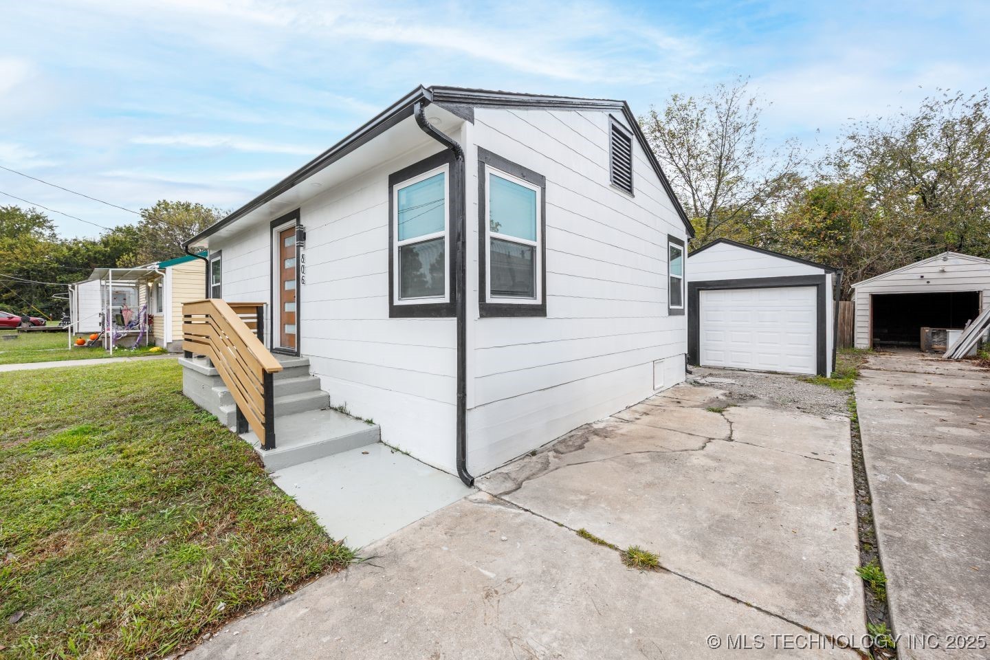 806 E 12th Place Property Photo 26