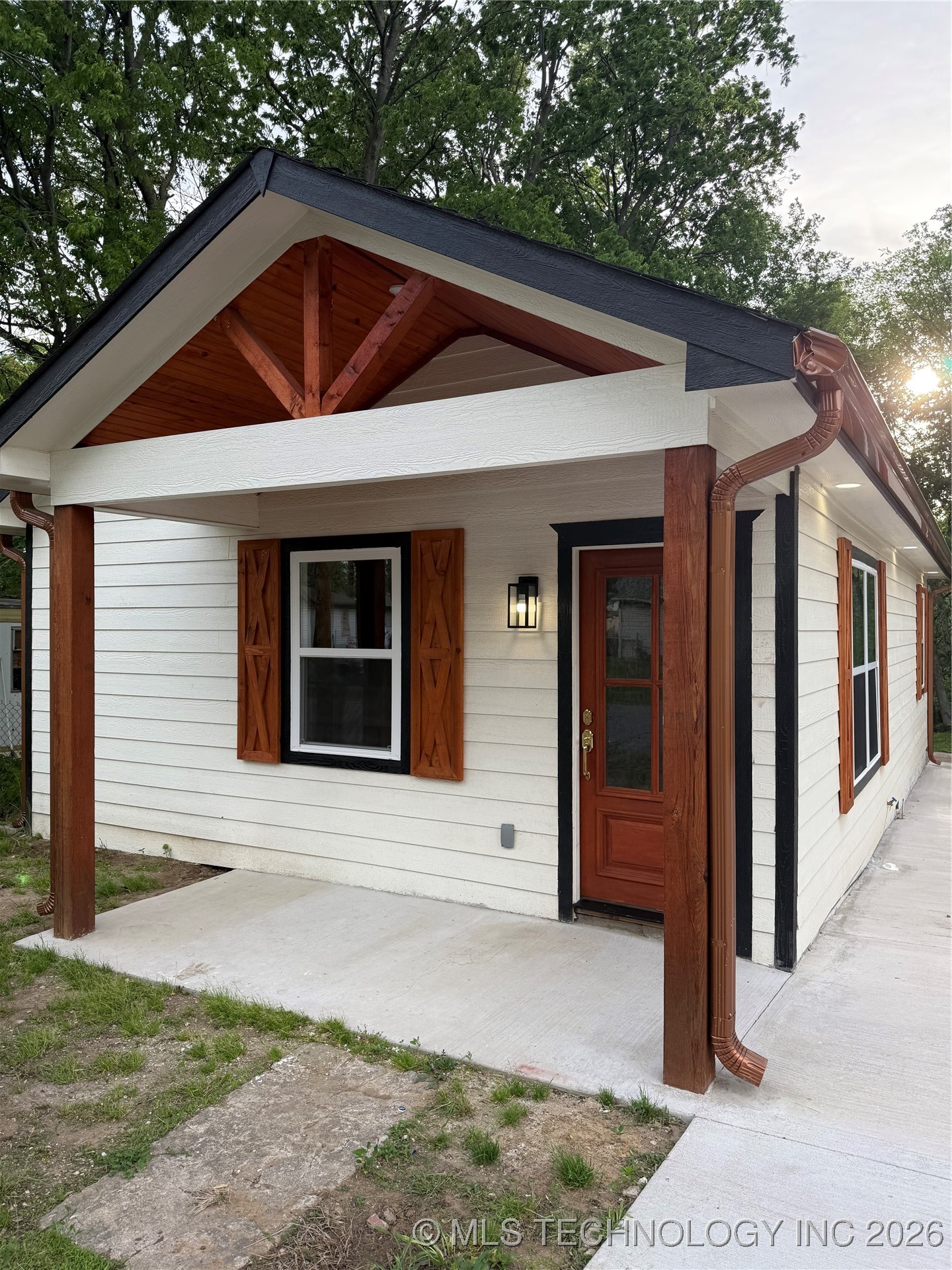 2035 N Fulton Avenue Property Photo 1