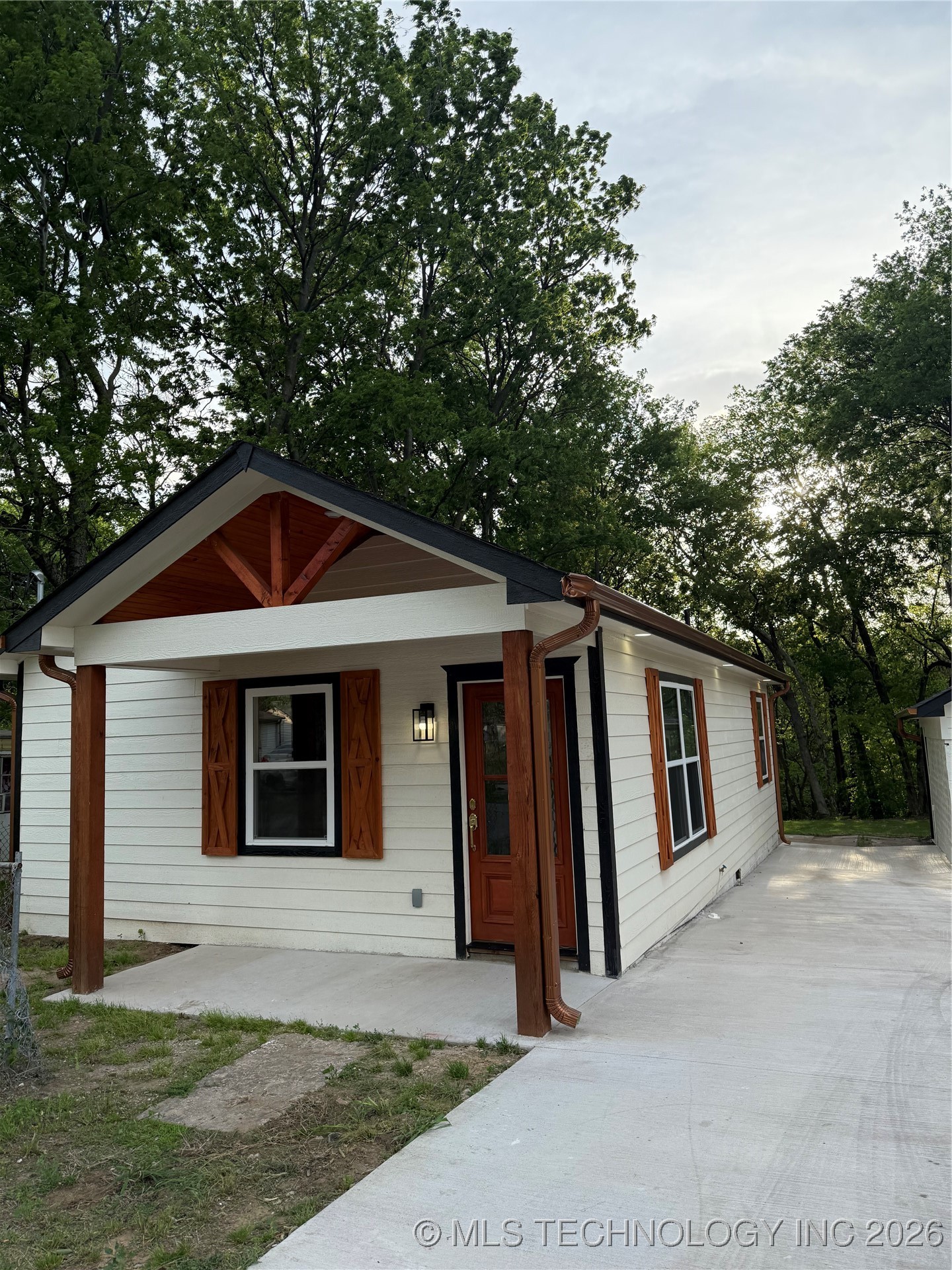 2035 N Fulton Avenue Property Photo 2